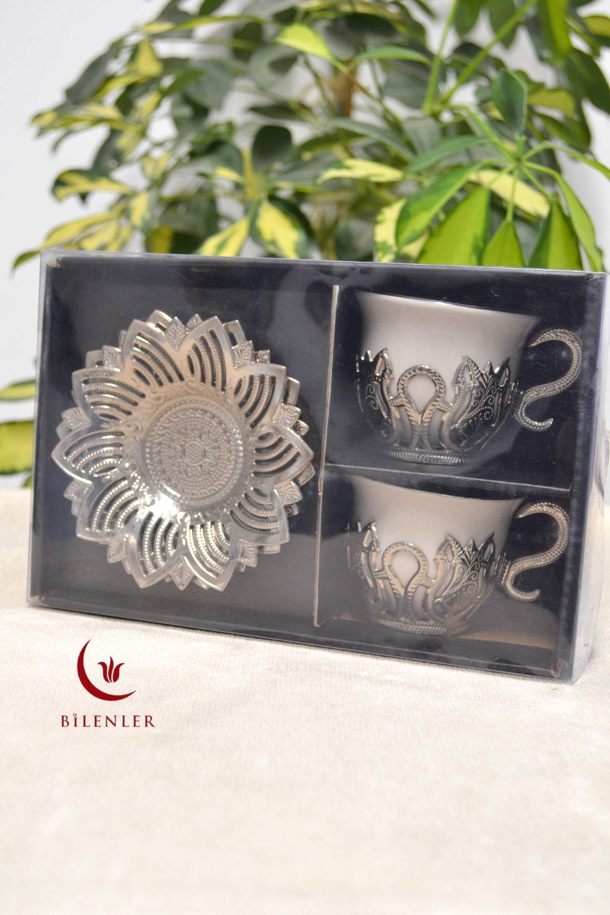 Bilenler 2’li Gümüş Desenli Zemzem Takımı ve Kahve Fincanı Seti | Metal Tabağı ve Fincan Altlığıyla Şık Sunum
