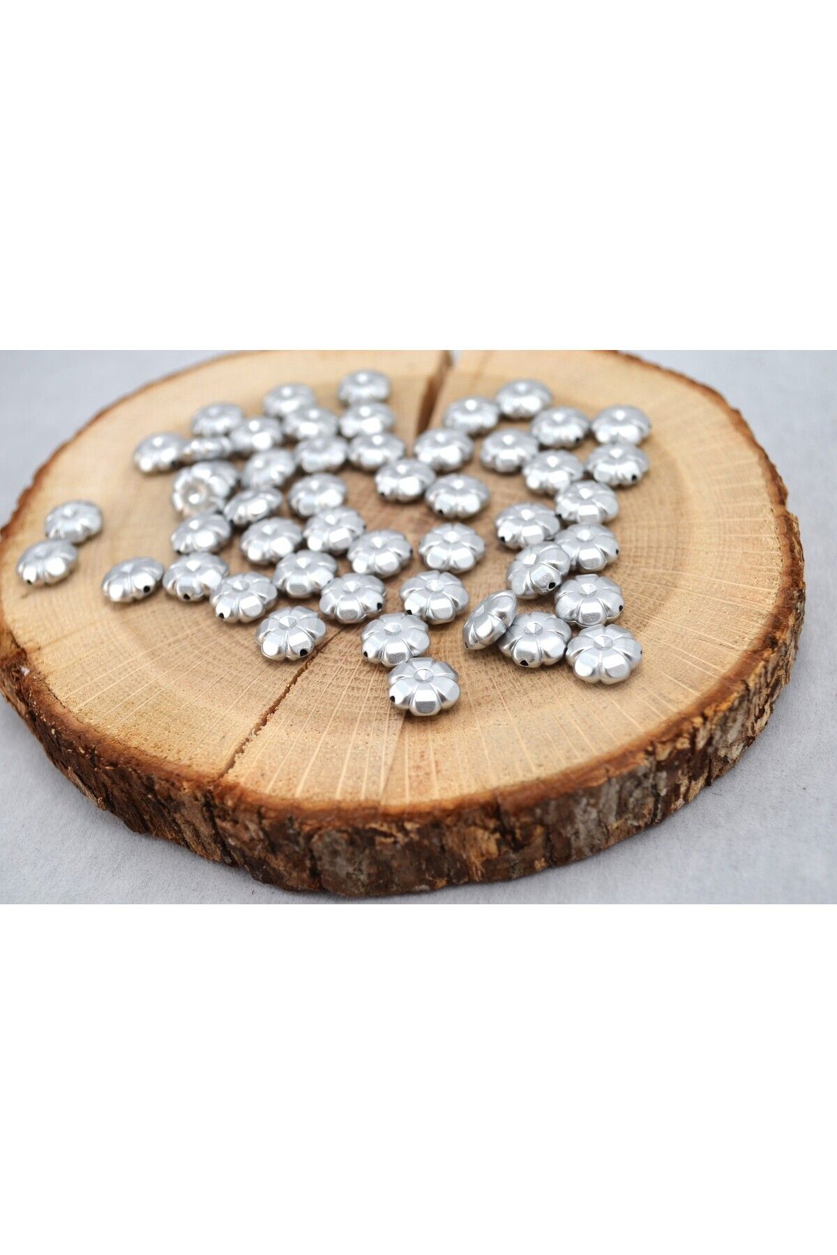 FlowerAksesuar 25 Gram (80-85 Adet) - 10 mm Papatya Boncuk, Bileklik ve Kolye Boncuğu, Takı Boncuğu, Gümüş Renk