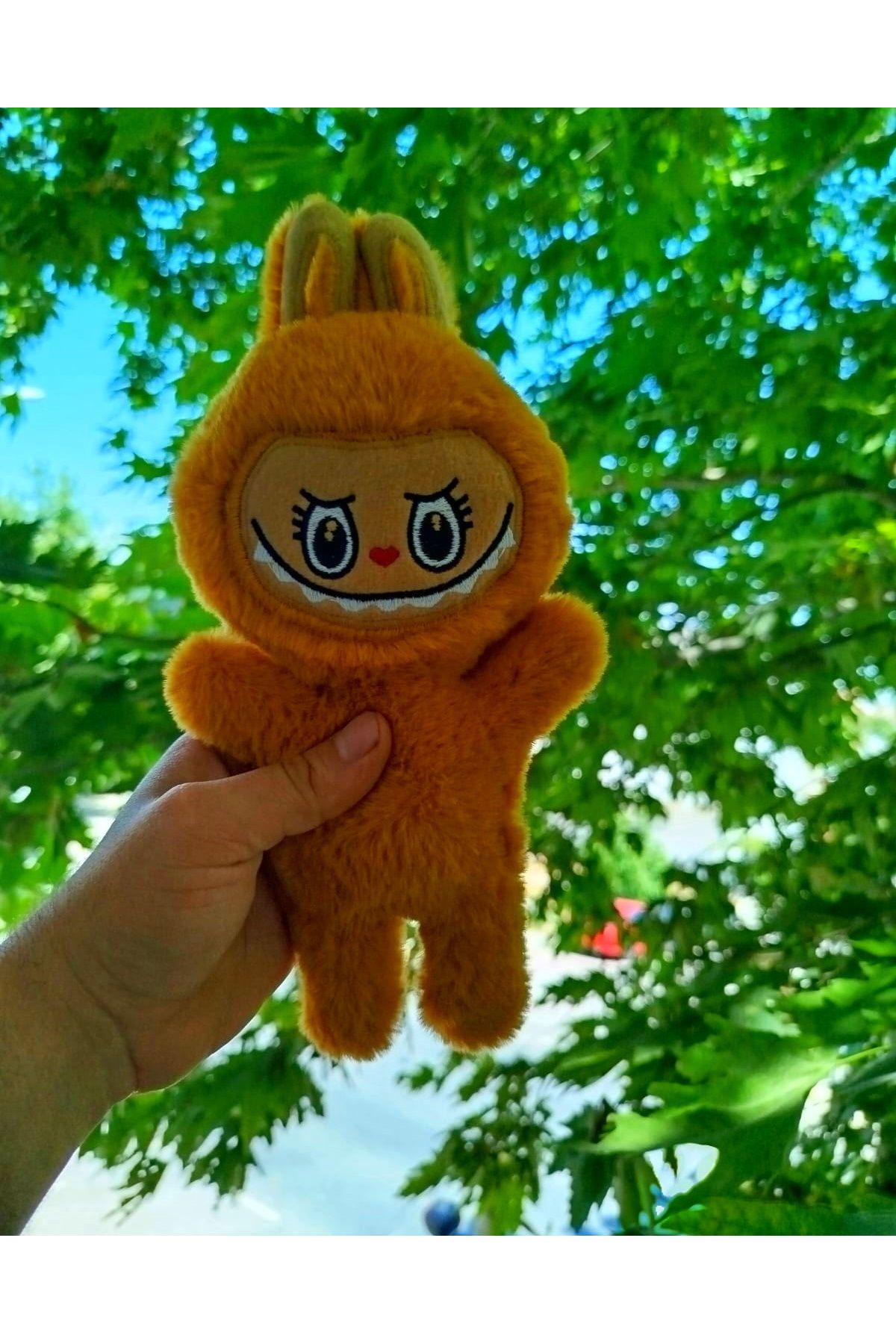 Yastık Deposu Labubu Peluş Oyuncak 30 cm – Sevimli ve Yumuşacık Karakter Oyuncak Hardal