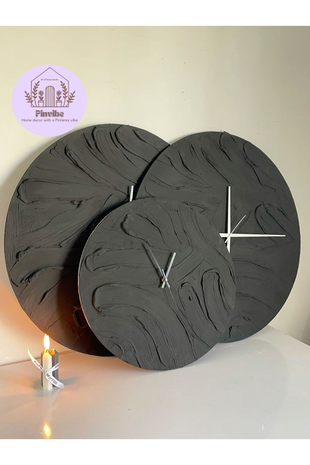 Dekor PinVibe El Yapımı Kabartmalı Siyah Duvar Saati – Doku Efektli (30 cm)