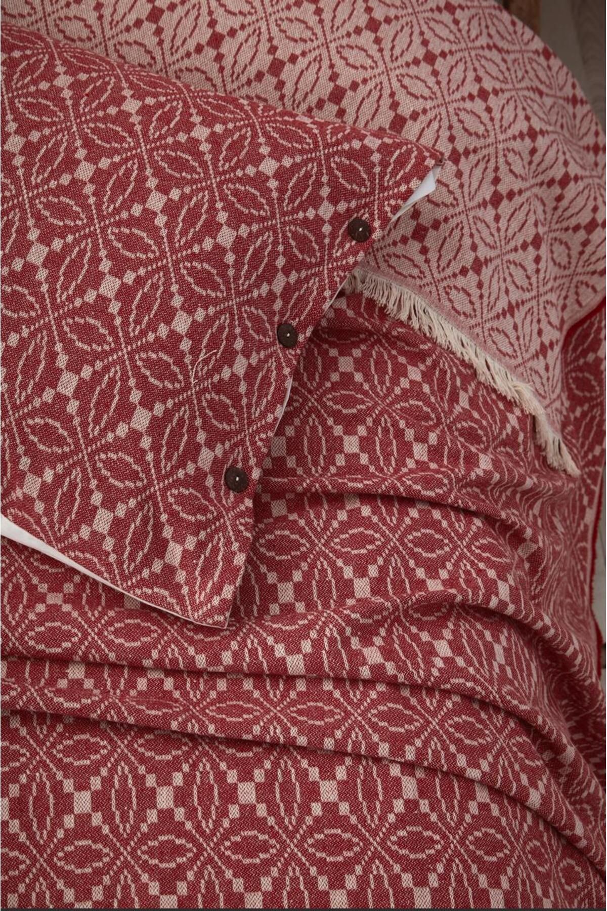 Cottonest Kırmızı-Ekru Jakar Desenli Saçaklı İki Yastıklı Yatak Örtüsü Setü