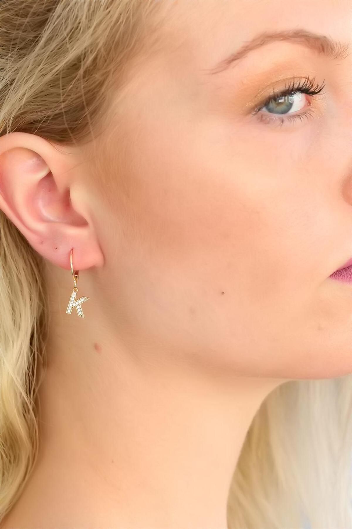 AfraBeauty Şık Paslanmaz Çelik Altın Renk K Harf Kadın Küpe - Taş Detaylı, Günlük Şıklık