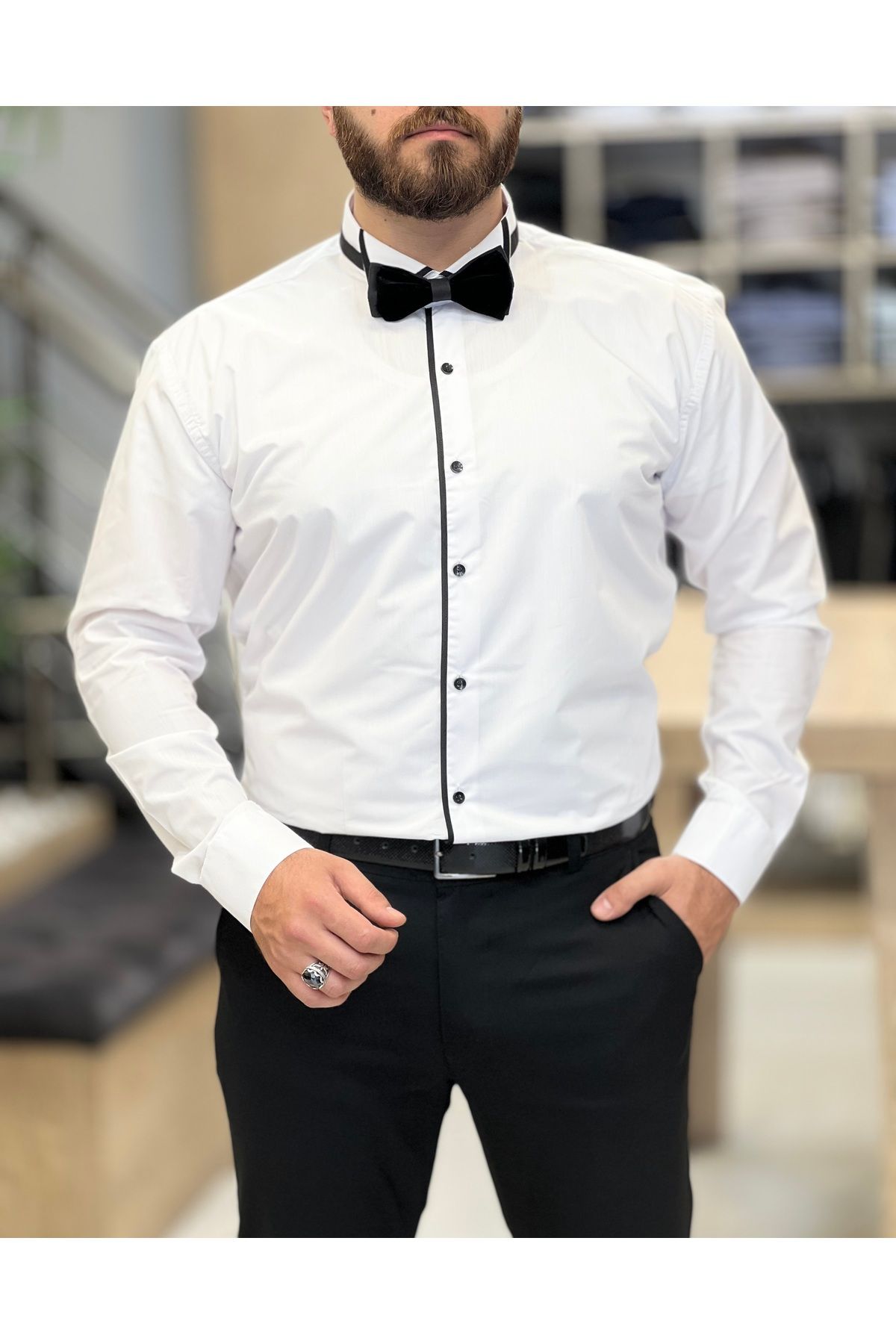 SAVARA Damatlık gömlek düz beyaz, siyah biyeli slimfit cepsiz ata yakalı