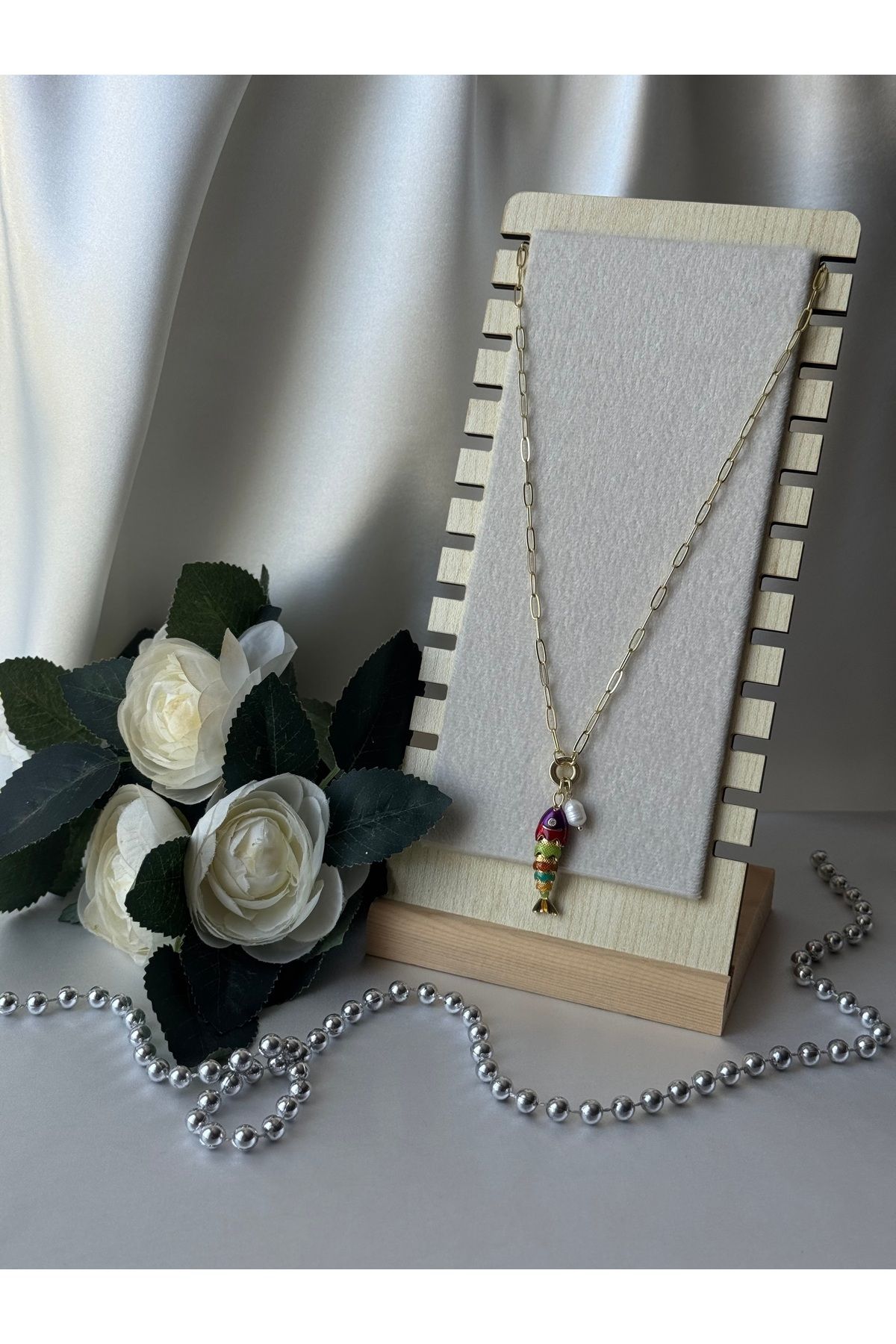 JEWELRY Özel Seri Altın Renkli Zincirli Balık Figürlü ve İnci Taşlı Rodyum Kaplama VIP Kolye