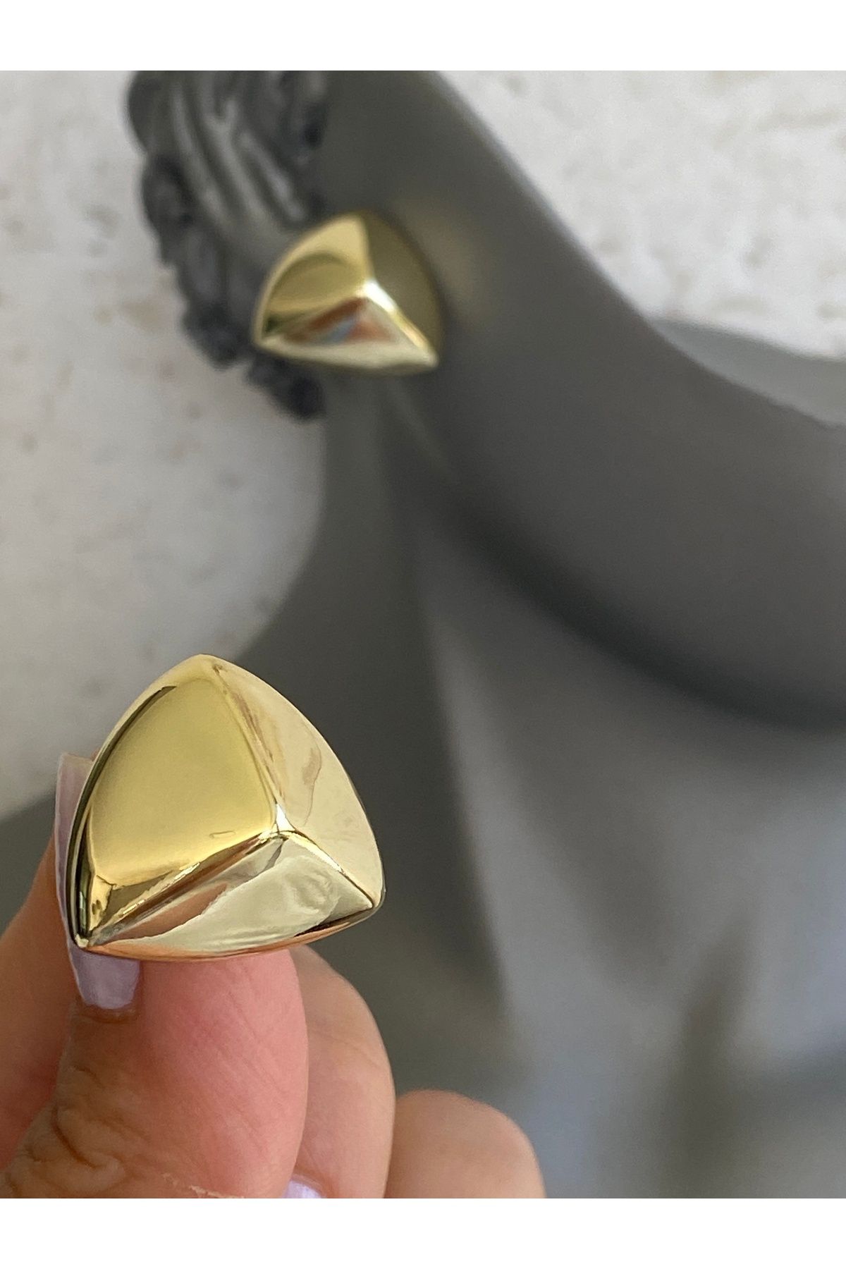 Lucios ALTIN İŞÇİLİKLİ PİRAMİT ÇİVİ KÜPE (GOLD)
