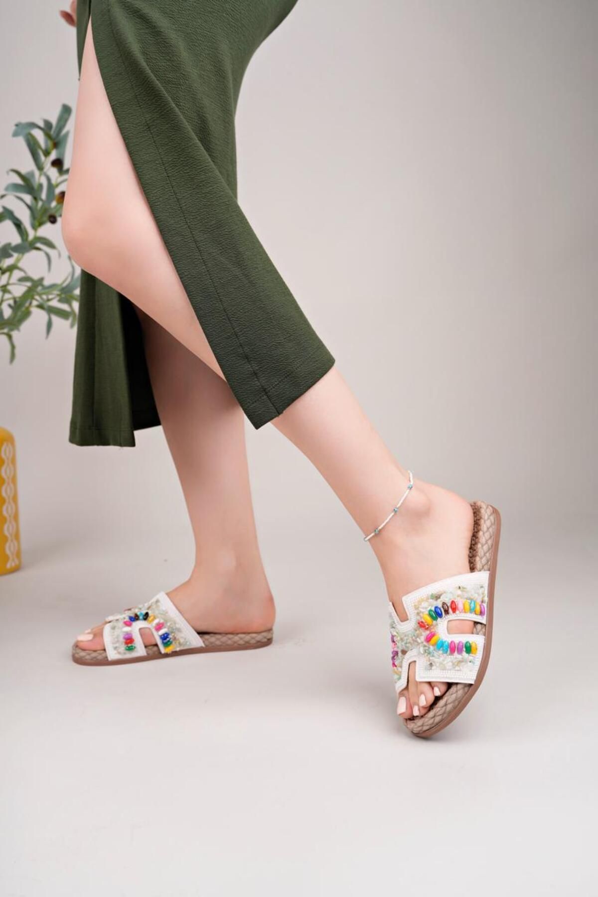 rabellashoes rabella 2025 yaz sezon beyaz renk pencere detaylı taşlı model terlik