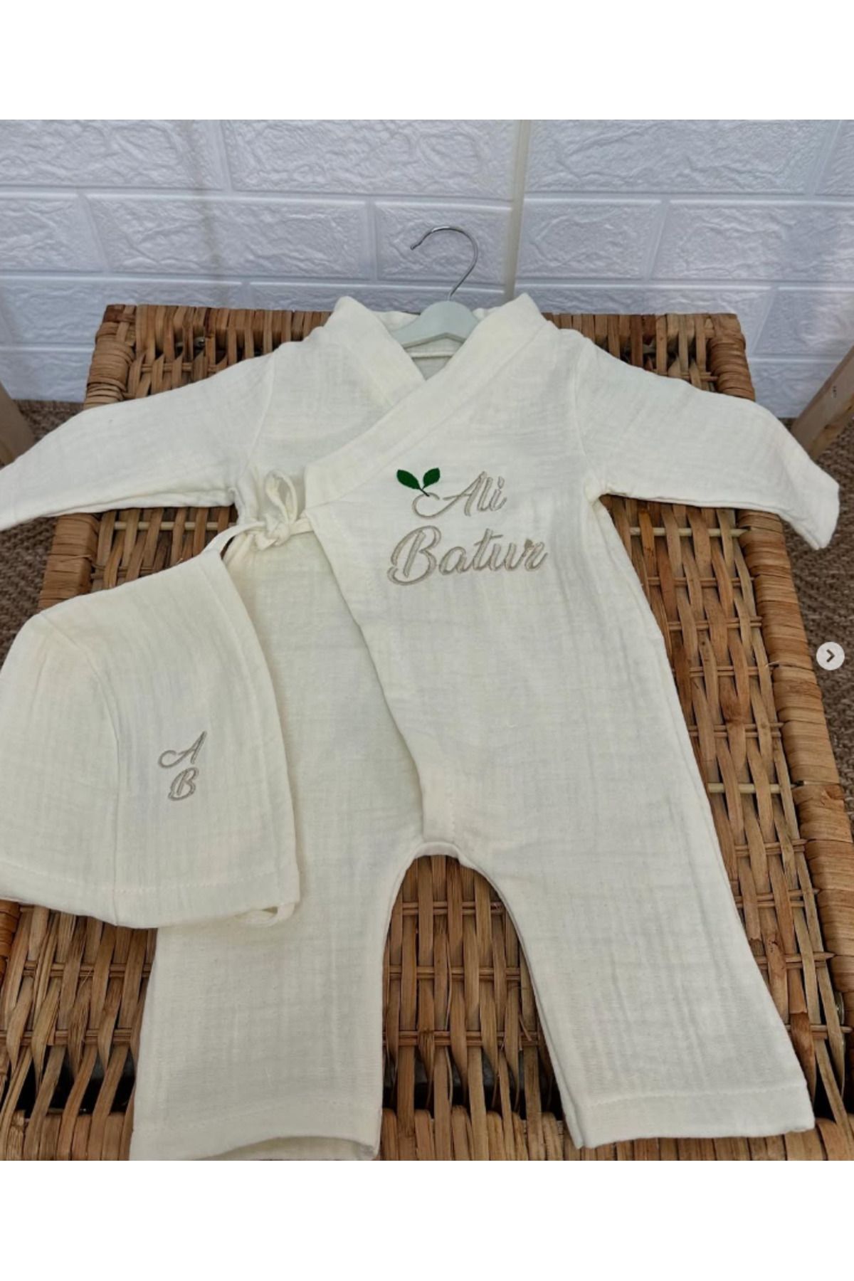 babymotif 4 Katlı Müslin Kişiye özel Nakışlı Bağlamalı Tulum Şapka