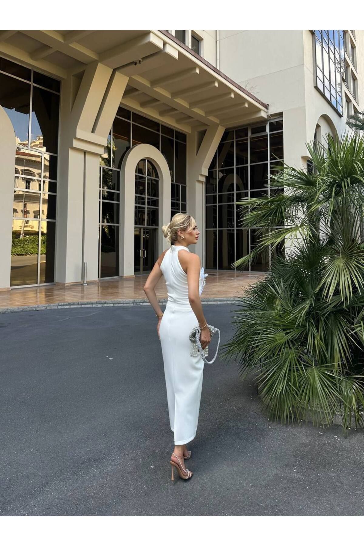 Castivo Fashion KOPYA - İnci Kemer Detaylı Tüylü İşlemeli Halter Yaka Uzun Abiye Elbise