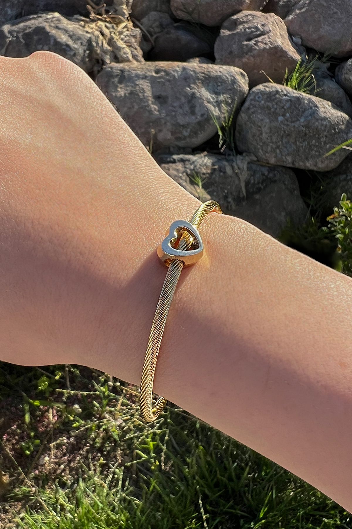 MİLSO Kalpli Charm Detaylı Gold Renk Kararmaz Çelik Bileklik