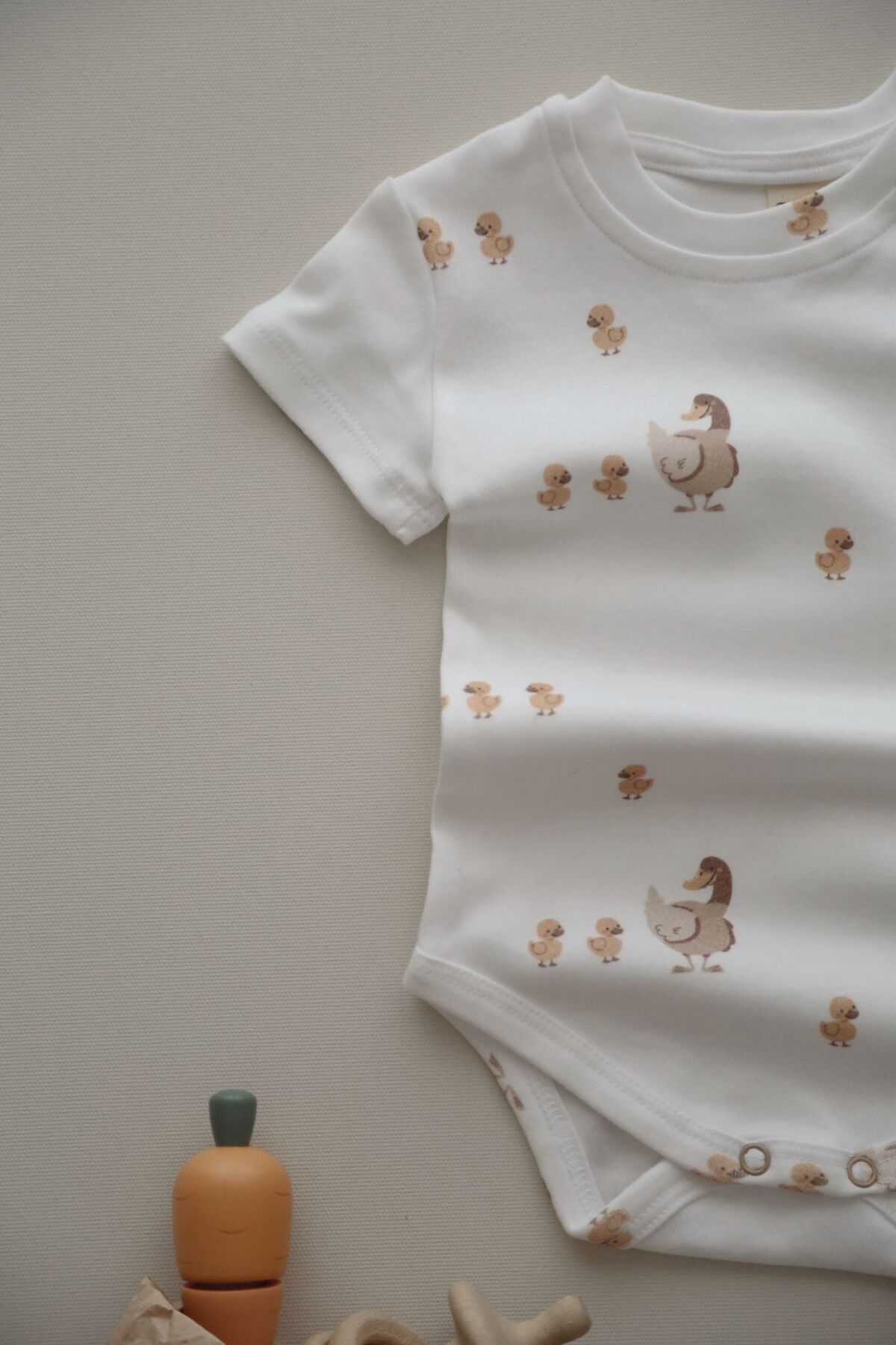 DoDo'S Baby Ördek Ailesi Desenli Organik Bebek Zıbını – Kısa Kollu Unisex Body
