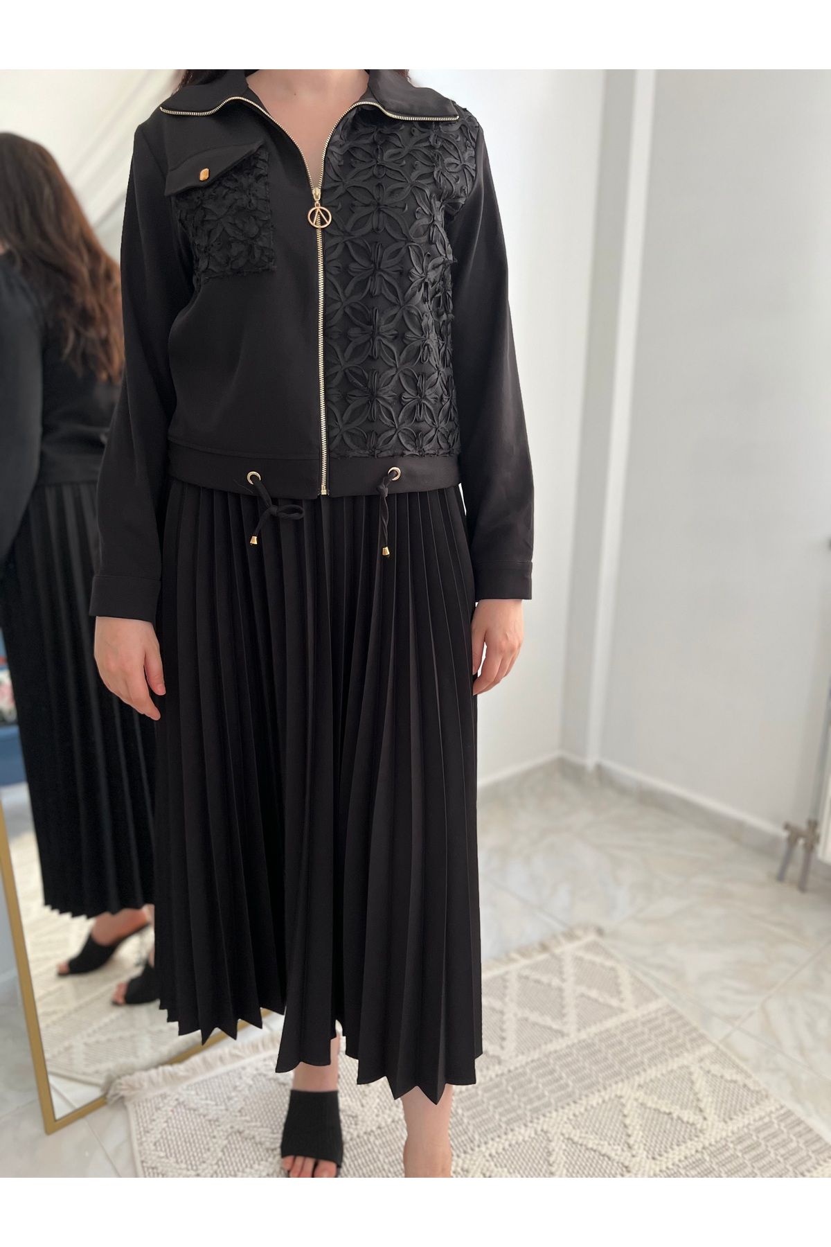 Butik Çiçek işlemeli ceket ve pilideki etek ikili takım - siyah