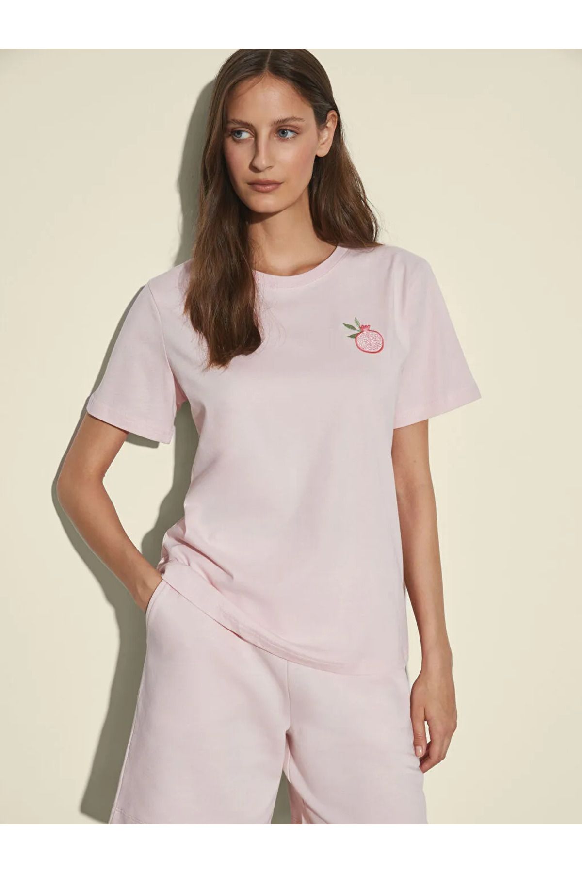 LC Waikiki LCWAIKIKI Classic Pembe Bisiklet Yaka Nakışlı Kadın Tişört