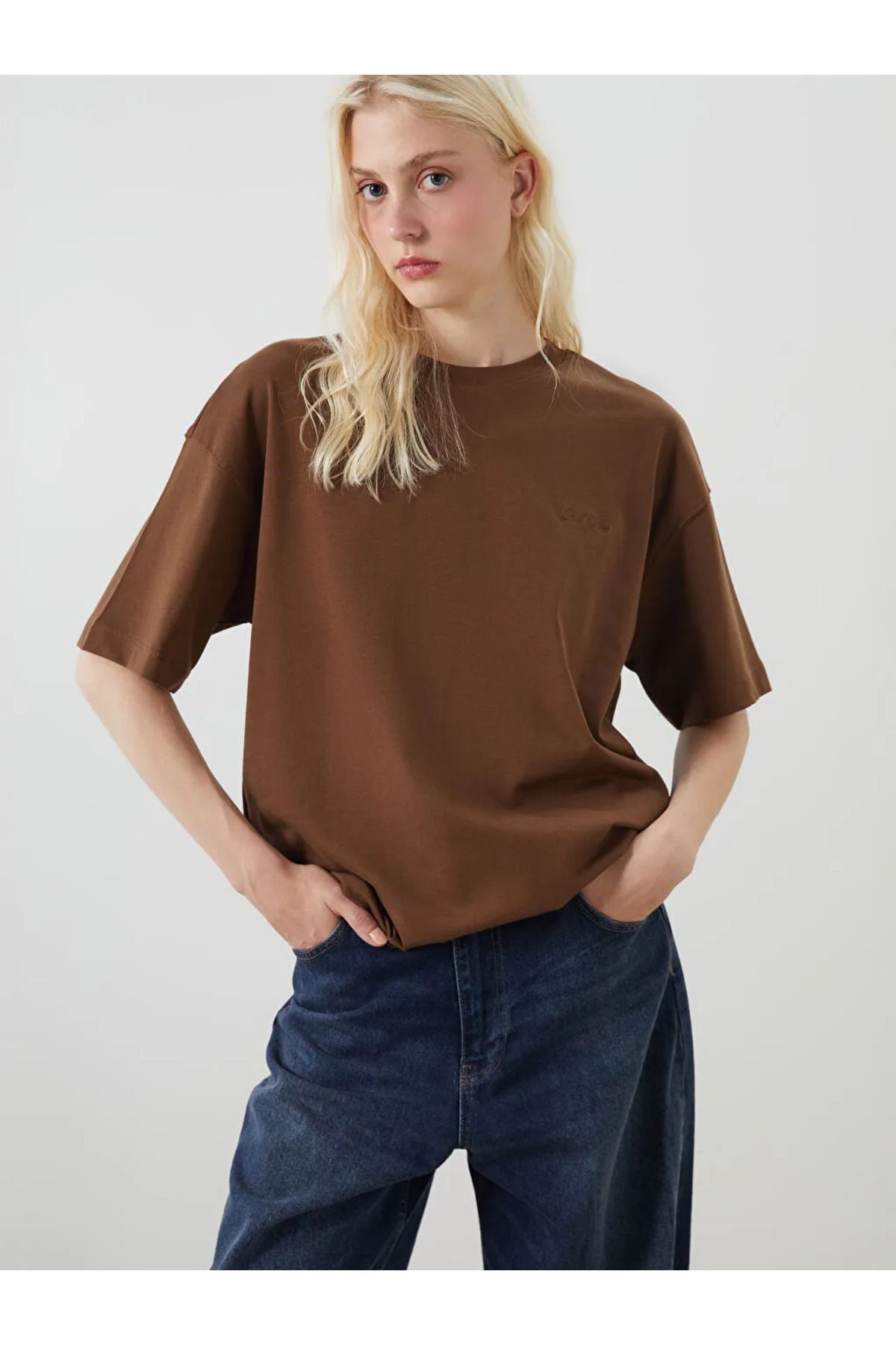 LC Waikiki LCW Vision Kahverengi Bisiklet Yaka Nakışlı Oversize Kadın Tişört