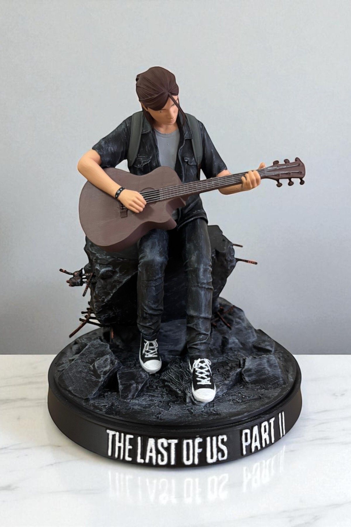 Valyria The Last of Us 2 Ellie Gitar Figürü – Oyuncular İçin SLA Baskı El boyası