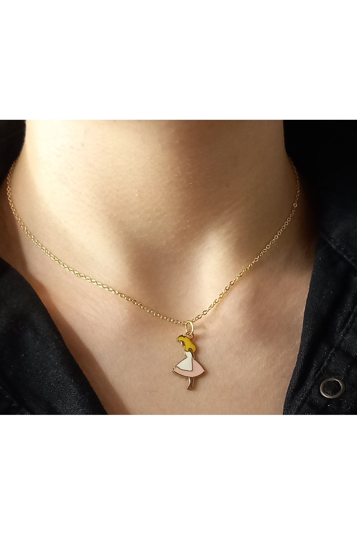 Crystal Atelier Prenses Alice Figürlü Altın Kaplama Çelik Kolye–Sevimli ve Şık Tasarım Hediyelik Takı-Prenses Kolye