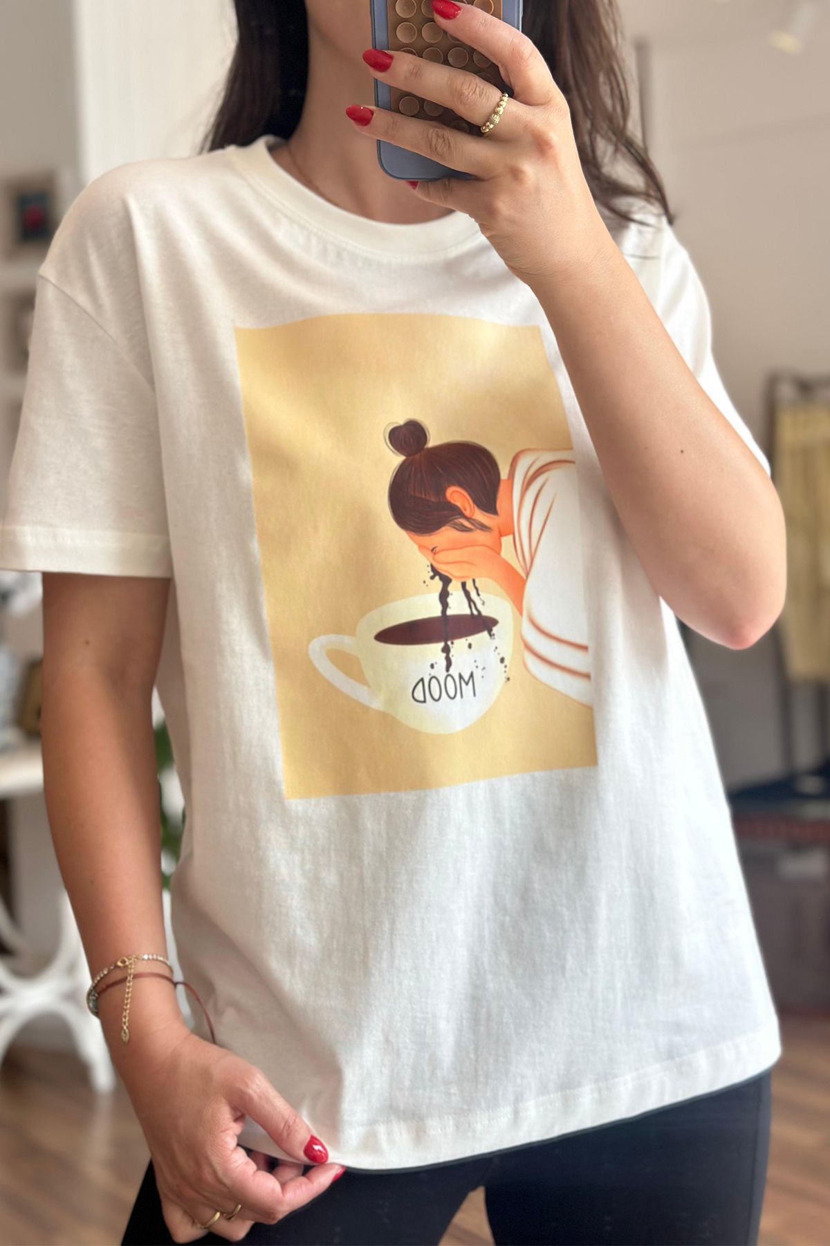 Unique Boutique Yüzünü Kahve ile Yıkayan Kız Tshirtü
