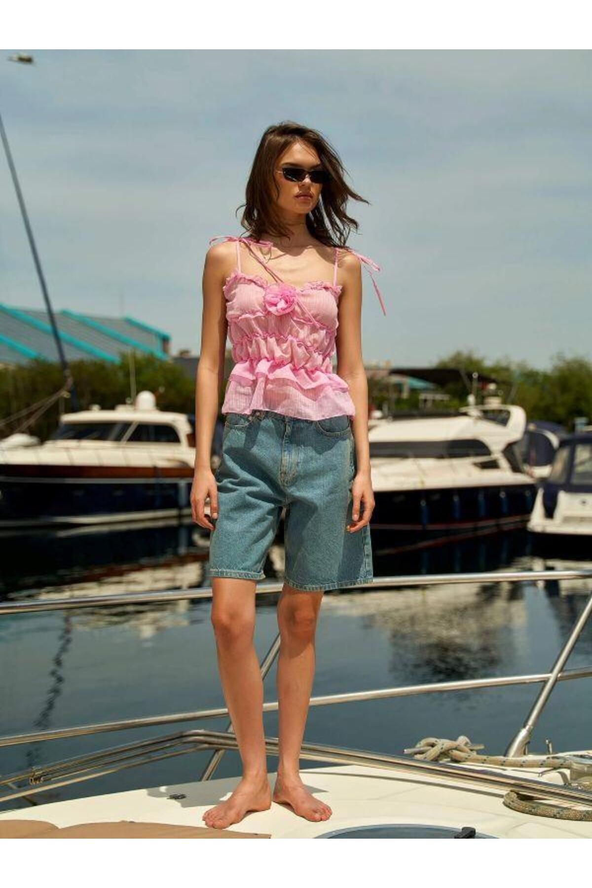 Kokoşum Butik 060298 Gül Detaylı Askılı Bluz Pembe