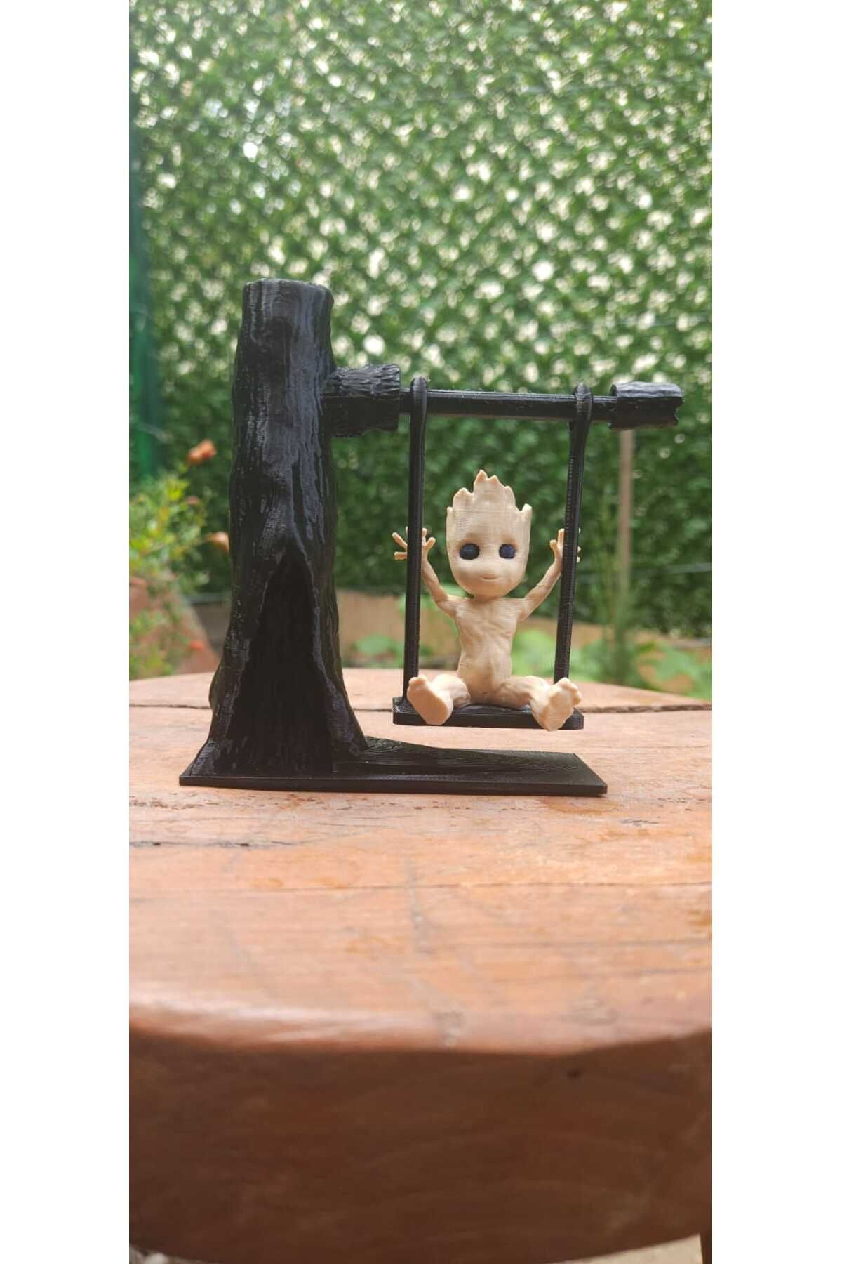 krh 3d print Baby Groot Salıncakta Biblo | 3D Baskı Masaüstü Dekor | Sevimli Ağaç Figür