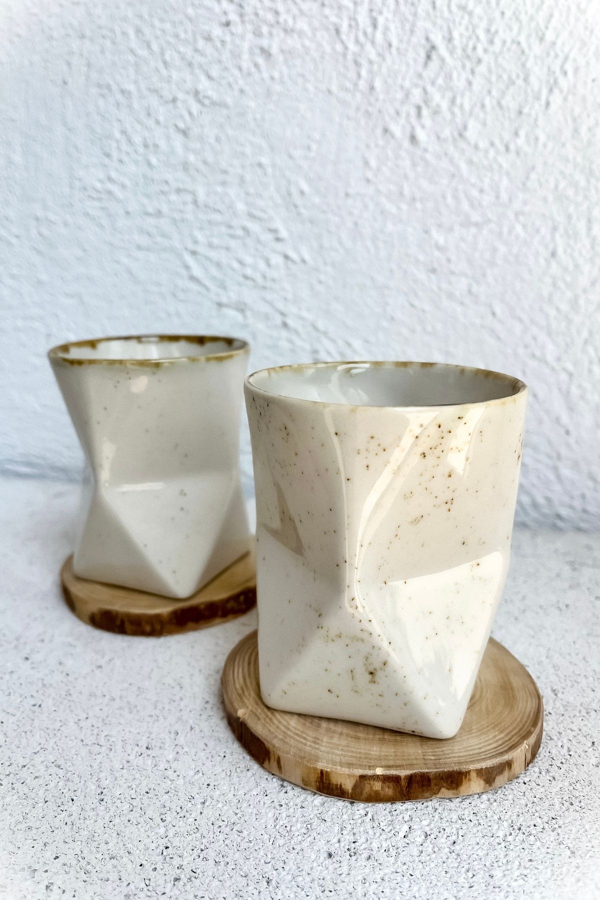 Atölye Nana El Yapımı Stoneware Kübik Formlu Kulpsuz İkili Bardak Ahşap Bardak Altlığı Set