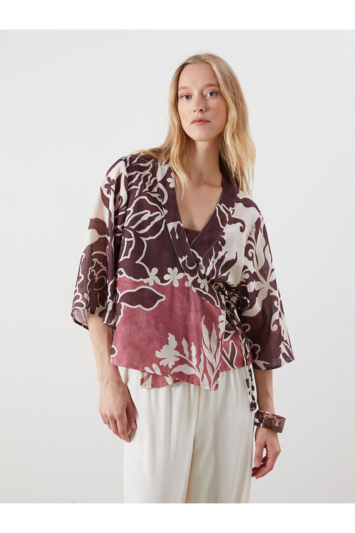 LC Waikiki Kruvaze Yaka Çiçekli Kadın Kimono
