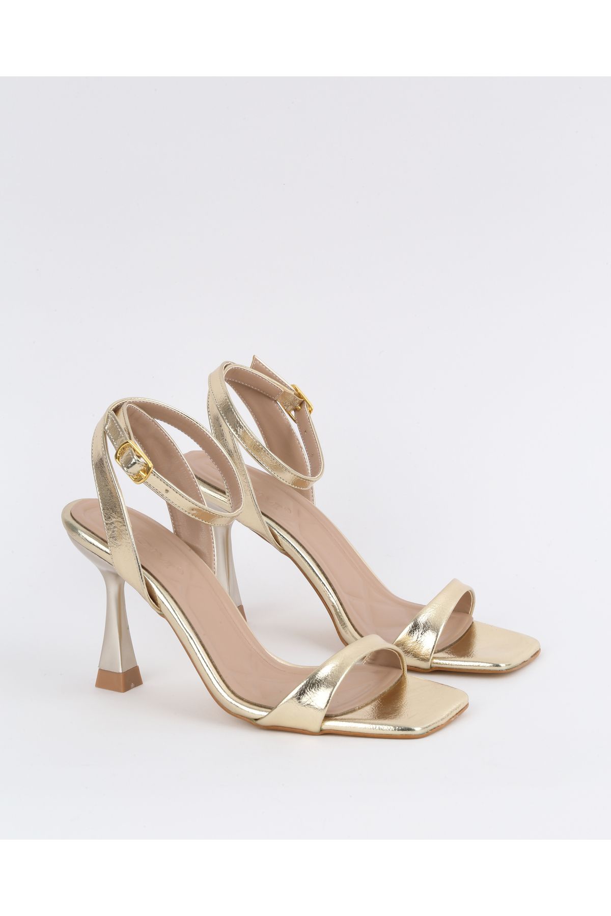 Zoom Women Style Kadın Küt Burun Bilek bağlamalı Noyan Gold Topuklu Ayakkabı Sandalet