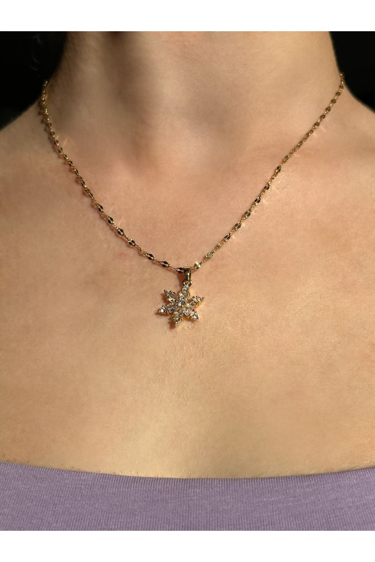 B&E SHİNE JEWERLY Kararmaz Çelik Zirkon Taş Detay Çiçek Desen Kolye