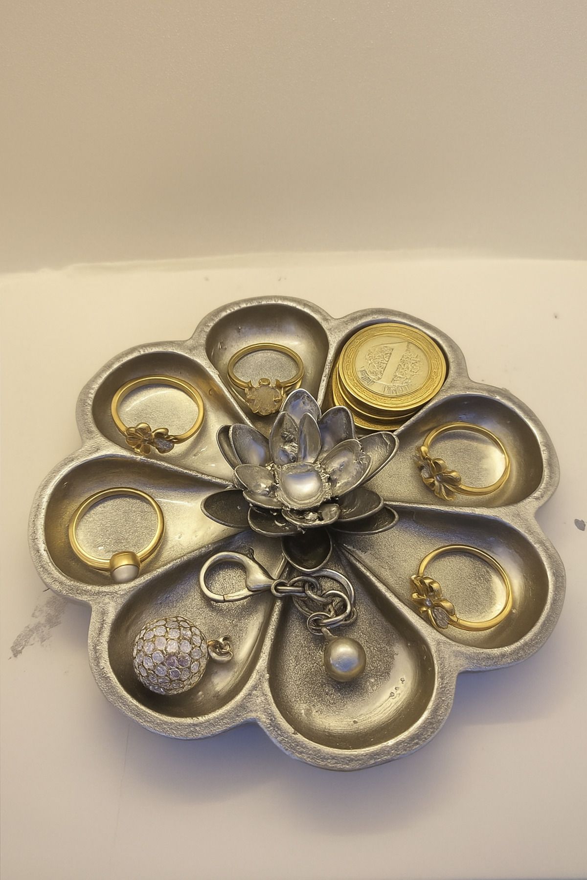 FORTE DESING Gümüş Gri 3D Tasarımlı Plastik Dekoratif Anahtarlık Kabı ve Giriş Düzenleyici Tepsi