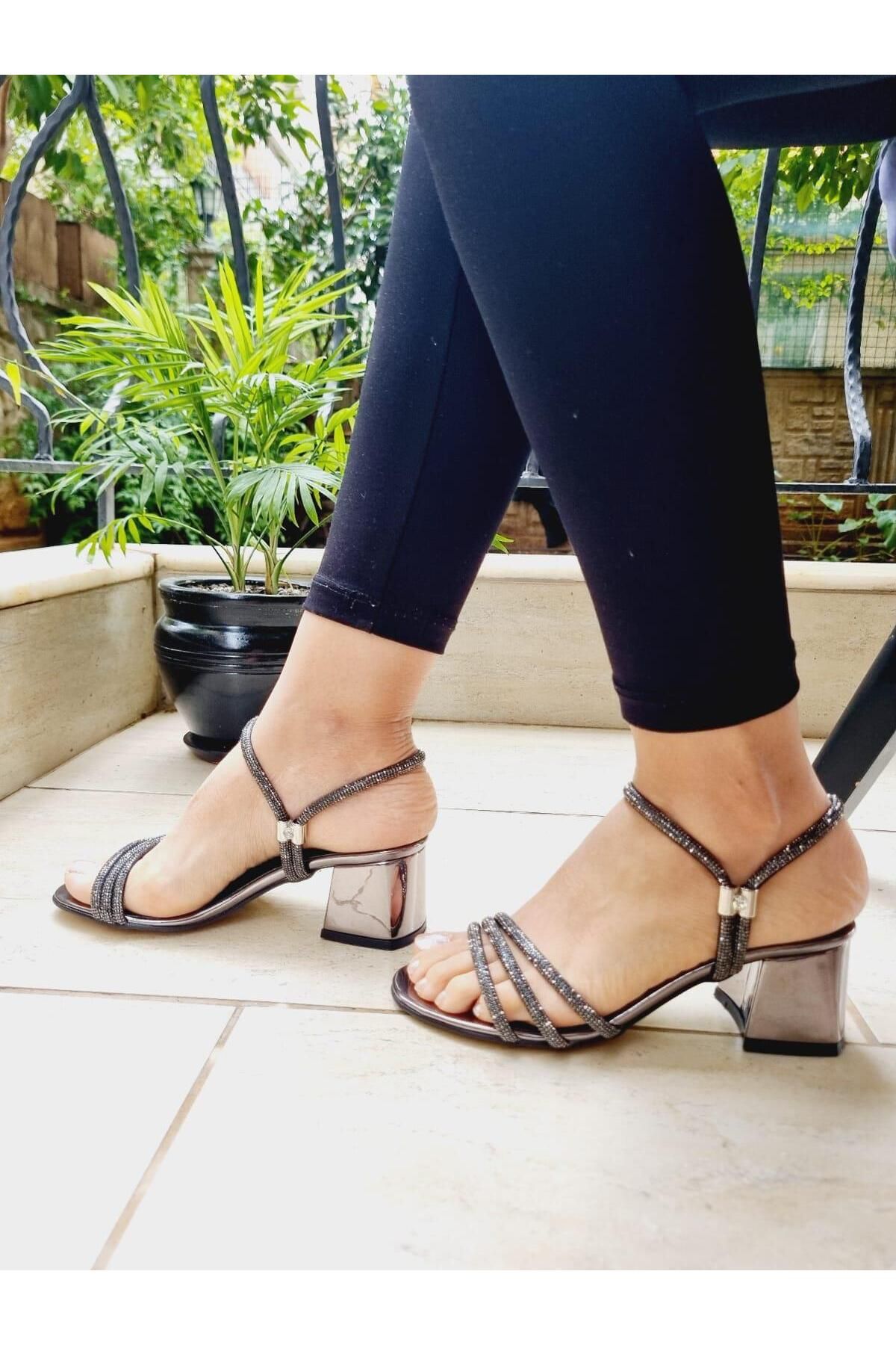 MSF16SHOES Kadın Kısa Topuk Platin Renkli Taşlı Abiye Sandalet