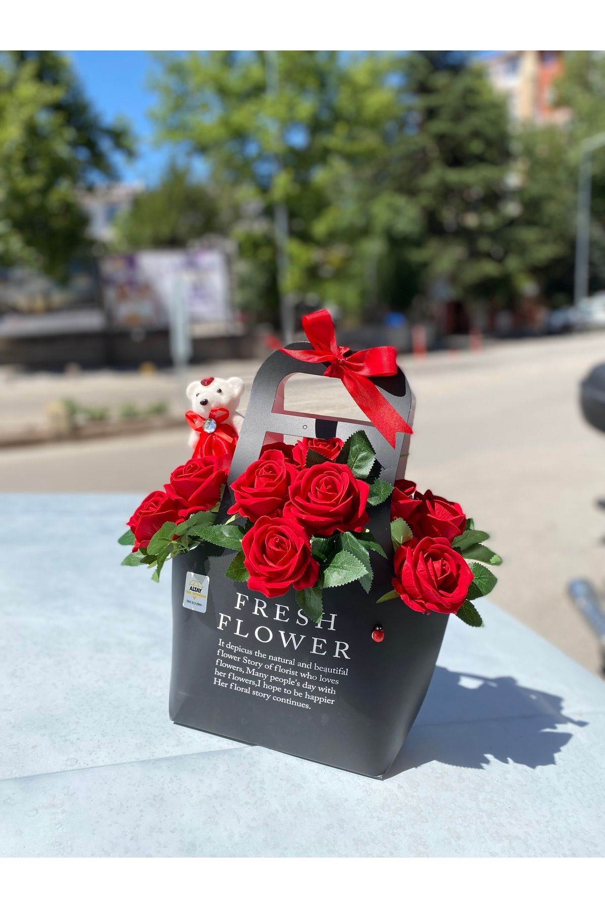 Altay Aşkın Simgesi Kırmızı Güllü Yapay Çiçek Aranjmanı – Hediye Kutusunda