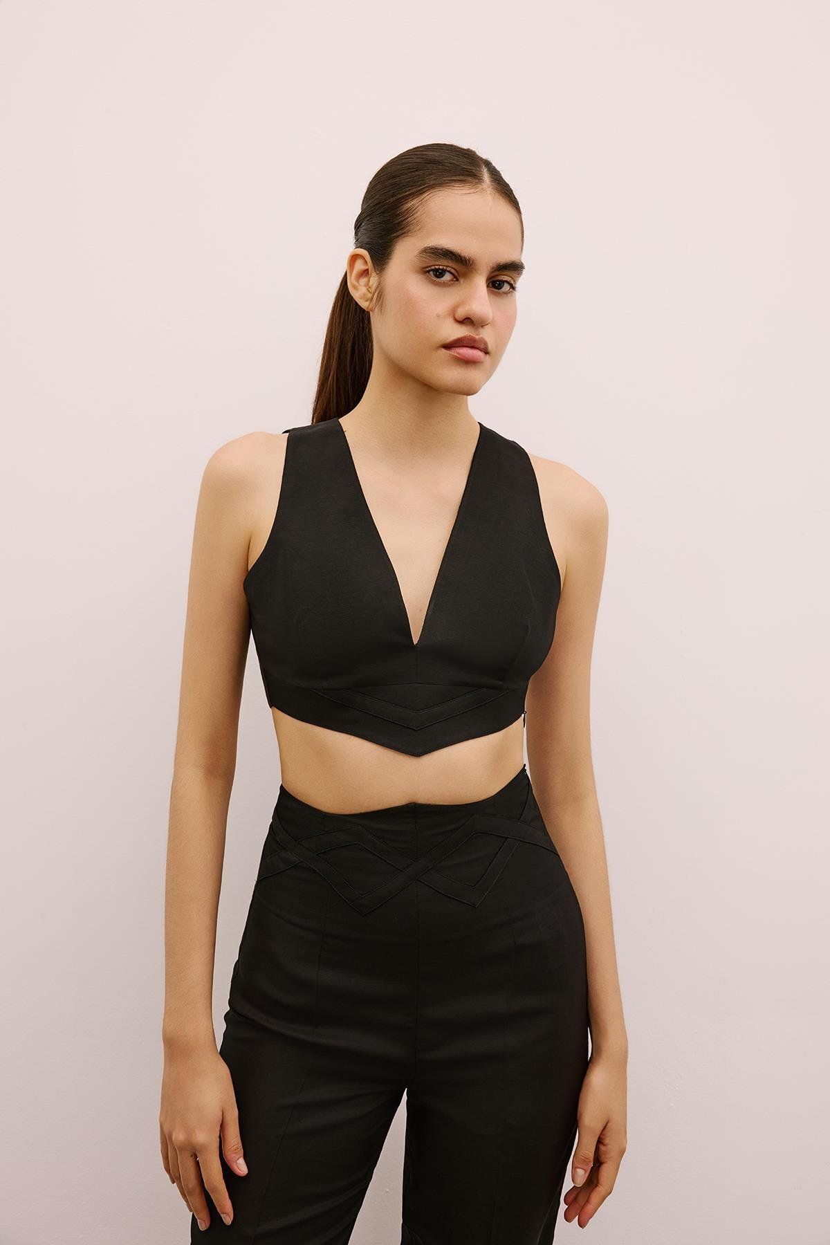Rue Studio V Yaka Kolsuz Siyah Crop Bluz