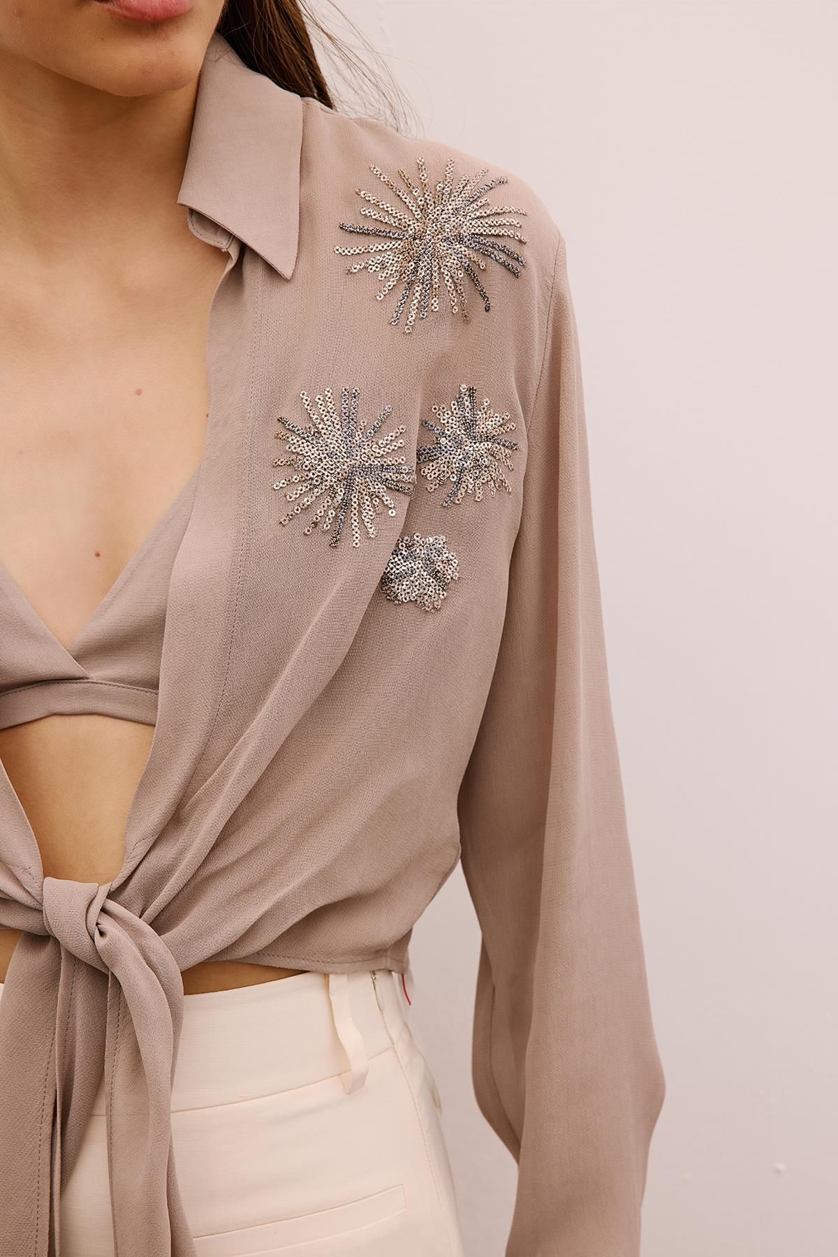 rue. Payet İşlemeli Bağlamalı Vizon Crop Bluz