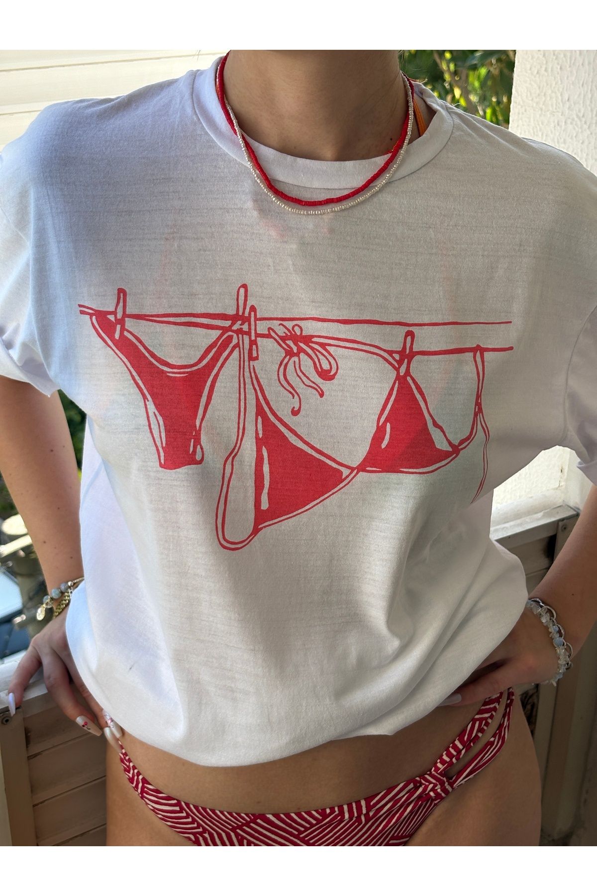 The Chin Kadın Beyaz Oversize Kırmızı Bikini Yaz Baskılı Kısa Kol Tişört