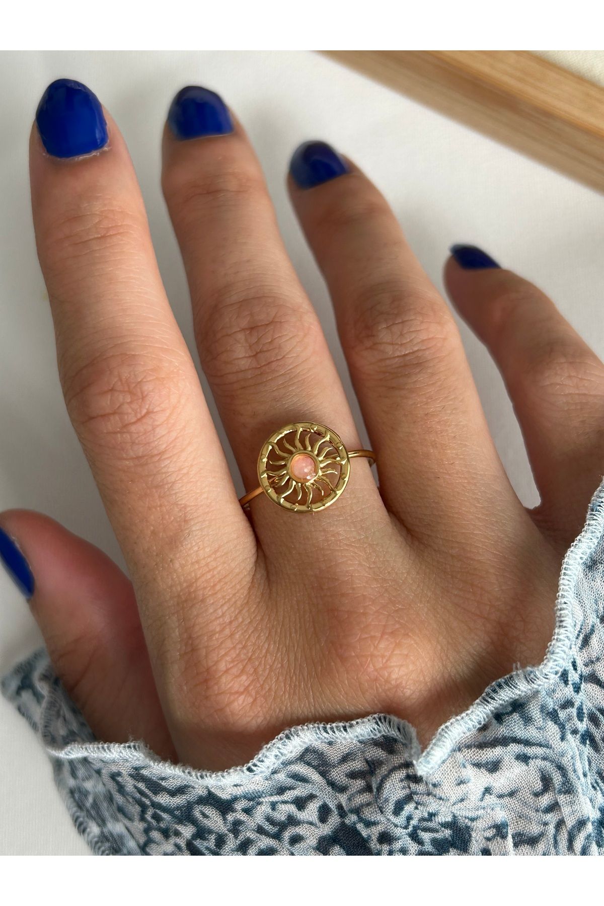 ringbox Çelik Kararmaz Pembe Taşlı Daire İçinde Güneş Yüzük