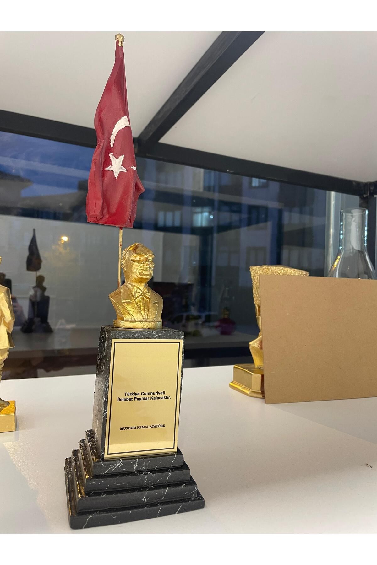 Moni Hediyelik Bayraklı Atatürk büst