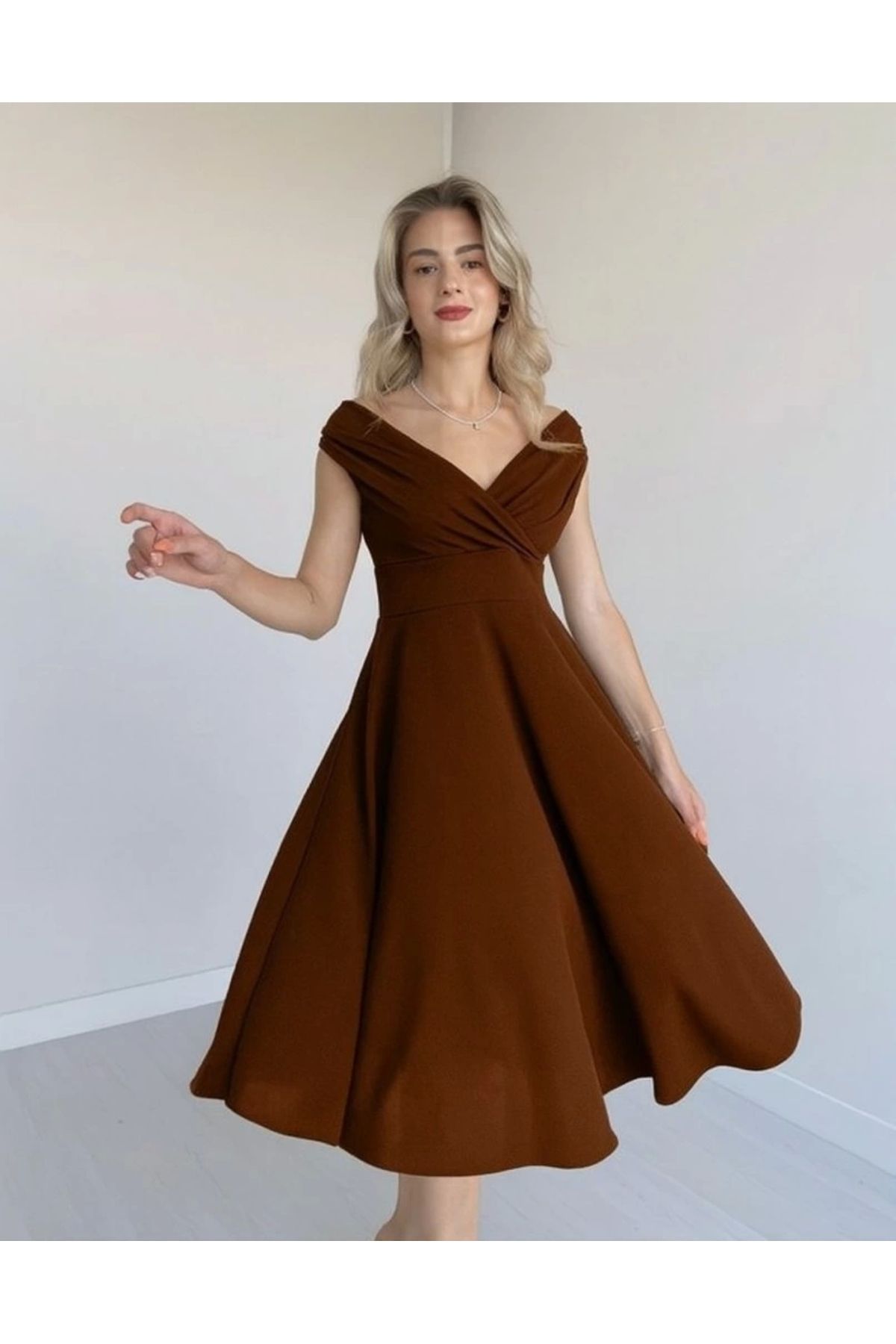Butik Kadın Kısa Kollu Kruvaze Yaka Eteği Volanlı Krep Elbise