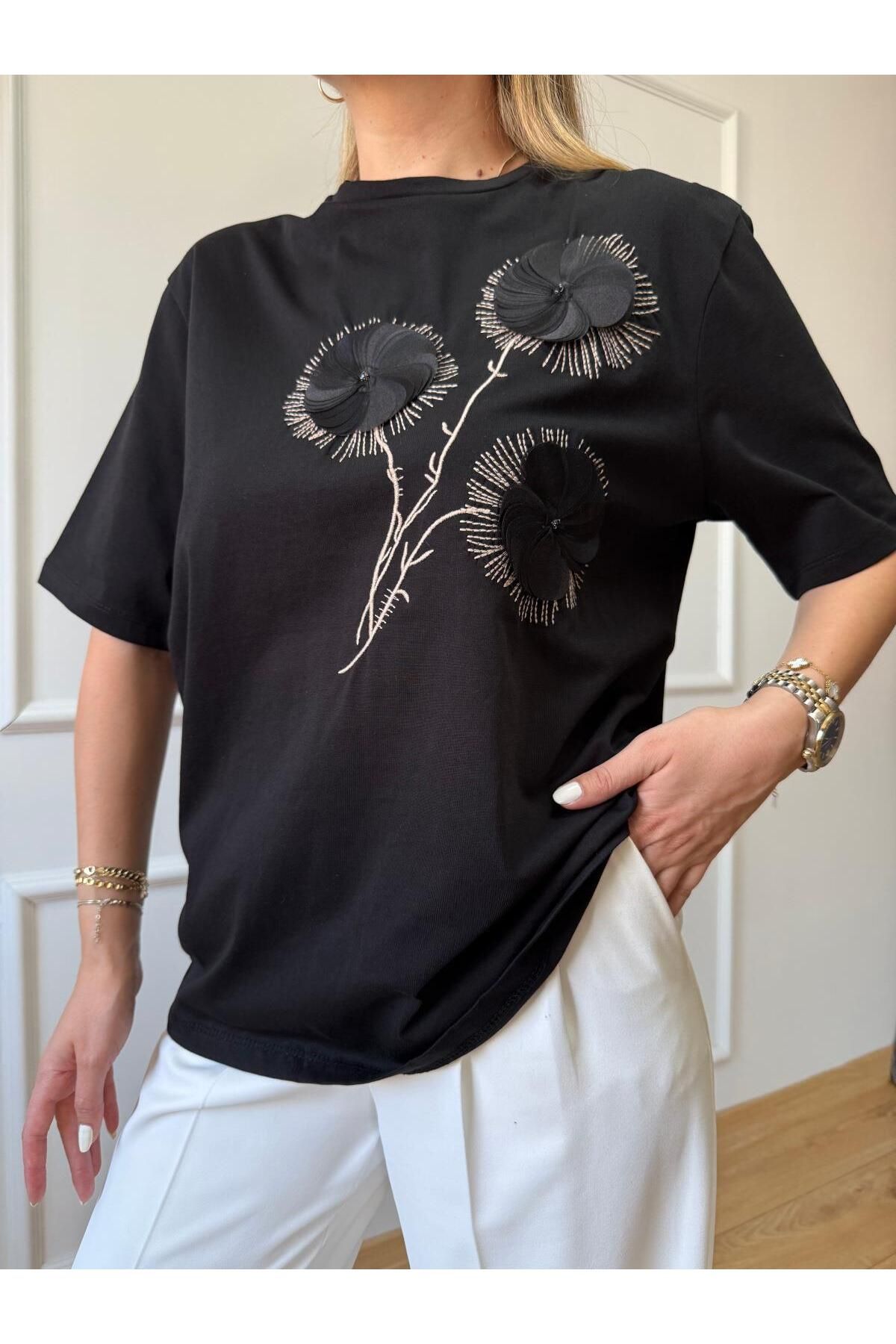 Size Özgü Siyah Çiçek Kabartmalı Tshirt