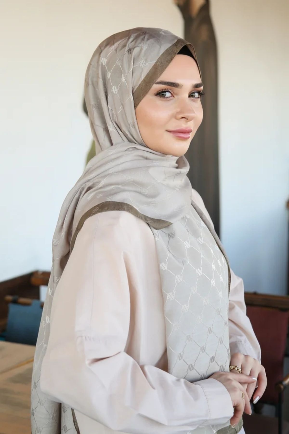 Armine Trend Monogram Şal 2