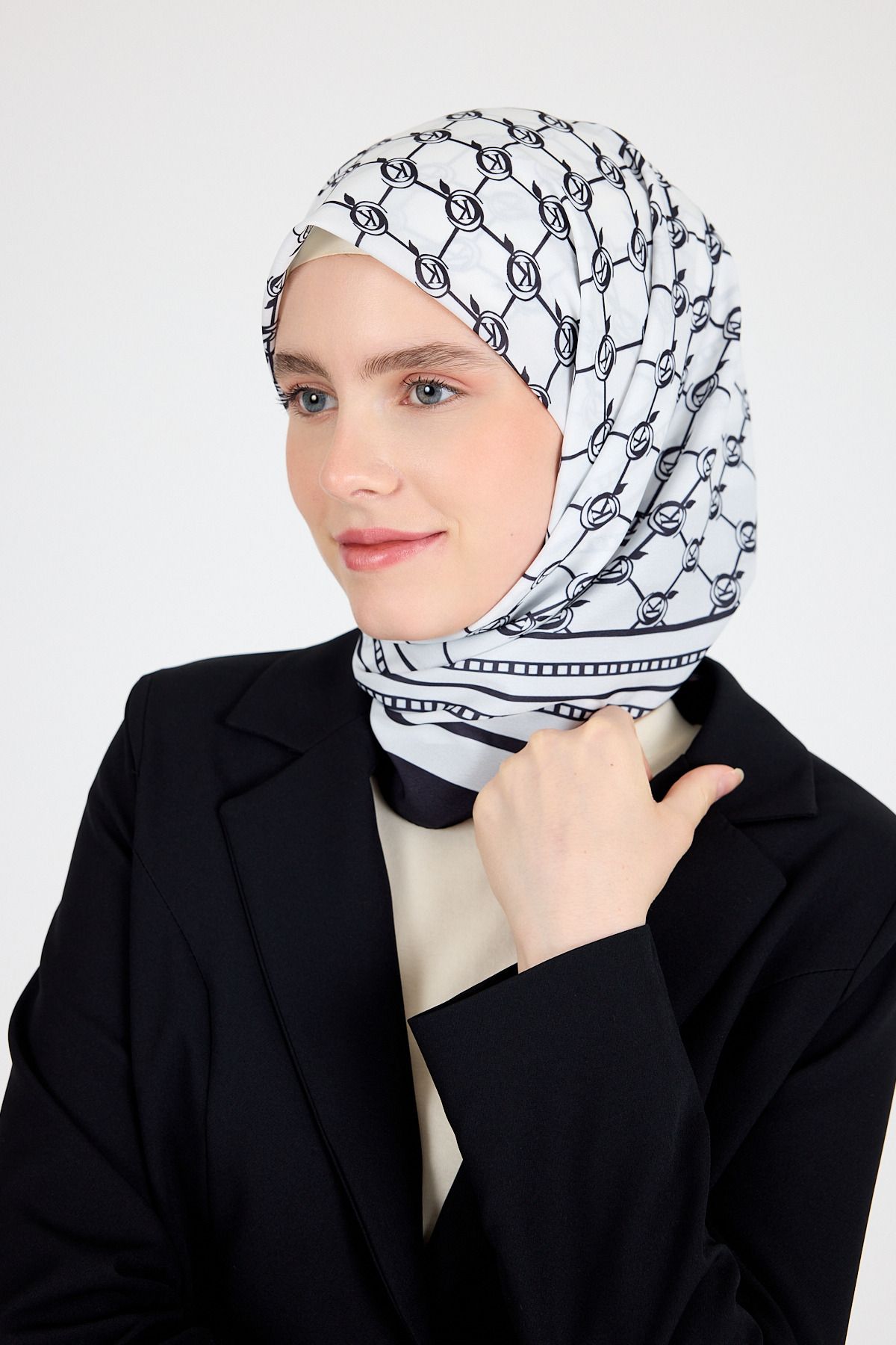 Rays Siyah Monogram Desenli Eşarp 3015