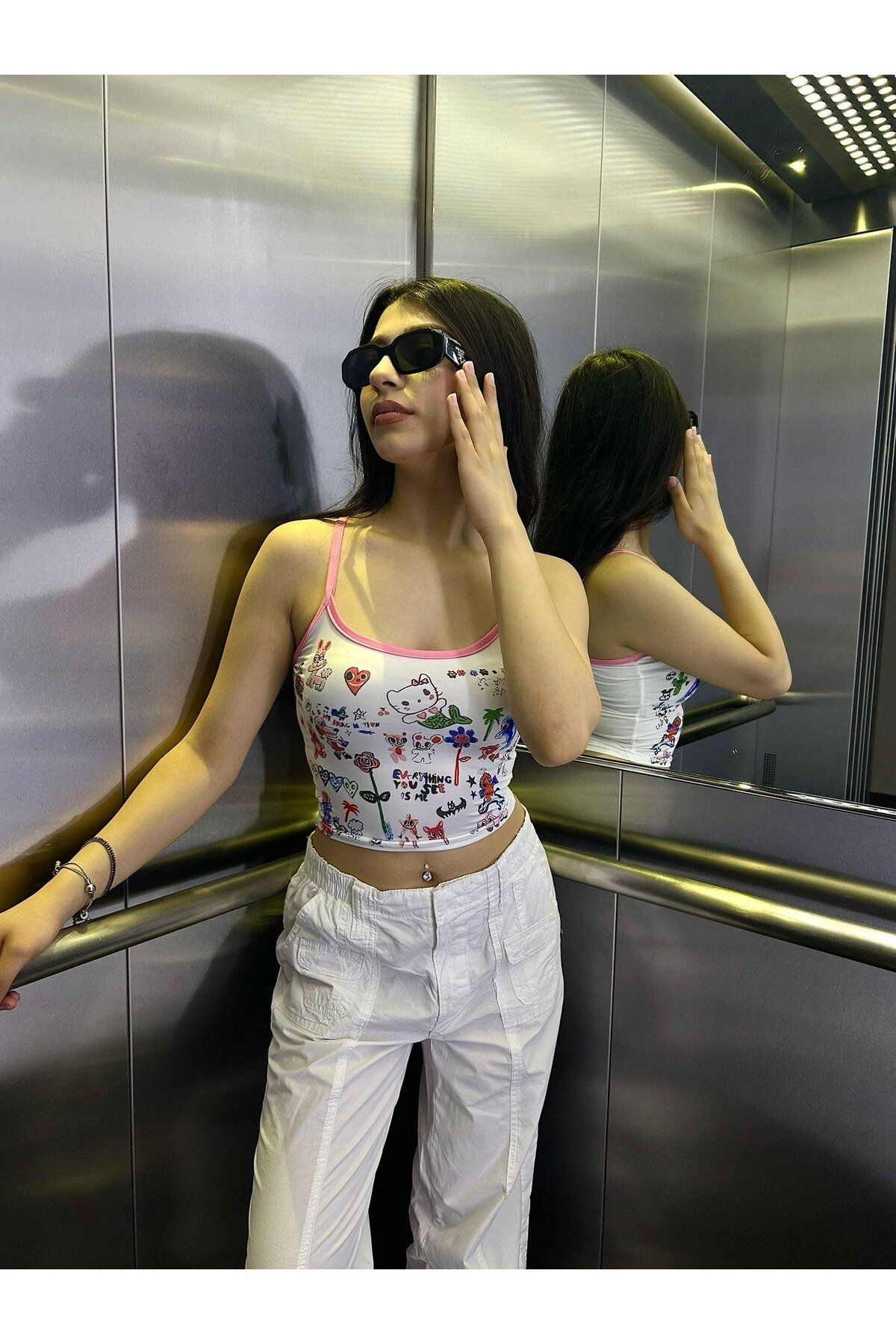 Wisevelya Hello Kitty ve Grafik Desenli Pembe Askılı Beyaz Crop