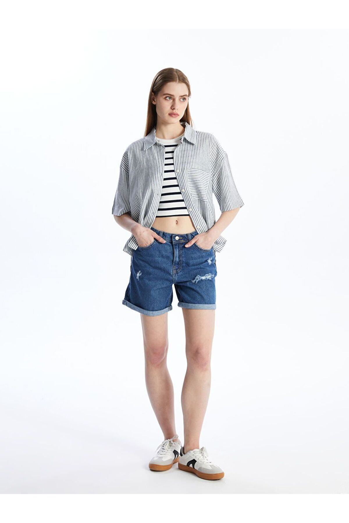 LC Waikiki Indigo Boyfriend Fit Yırtık Detaylı Kadın Jean Şort