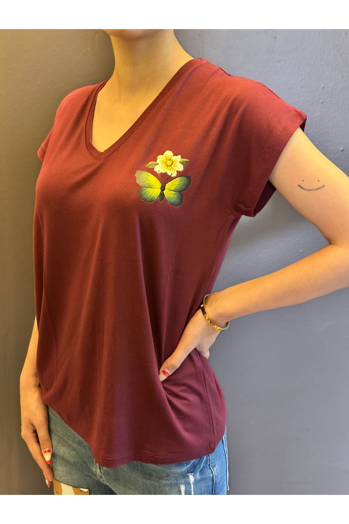 Gönülden Tasarım V YAKA KELEBEK BASKILI KADIN BASIC T-SHIRT