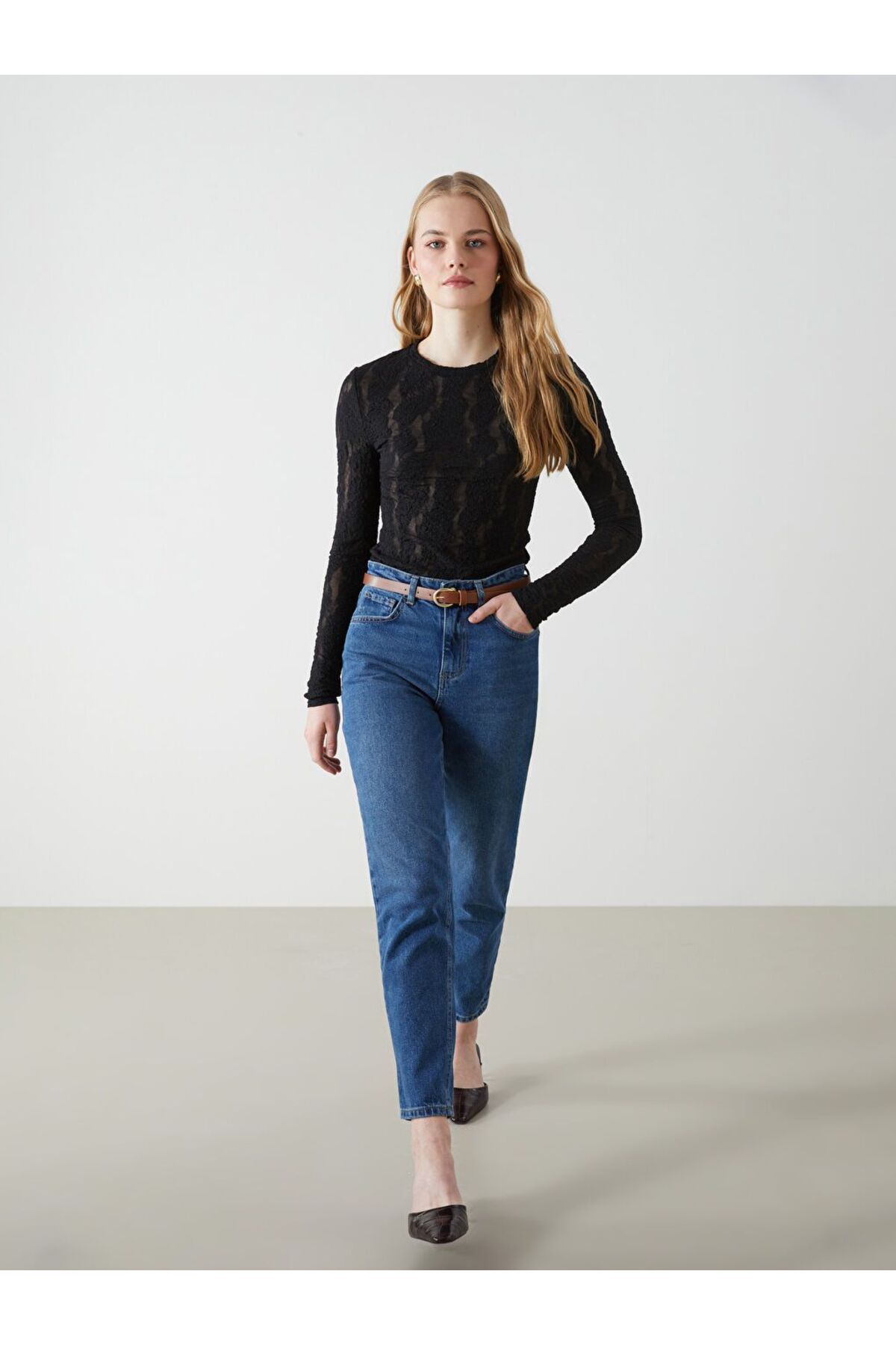 LC Waikiki Indigo Beli Kemerli Mom Fit Kadın Jean Pantolon