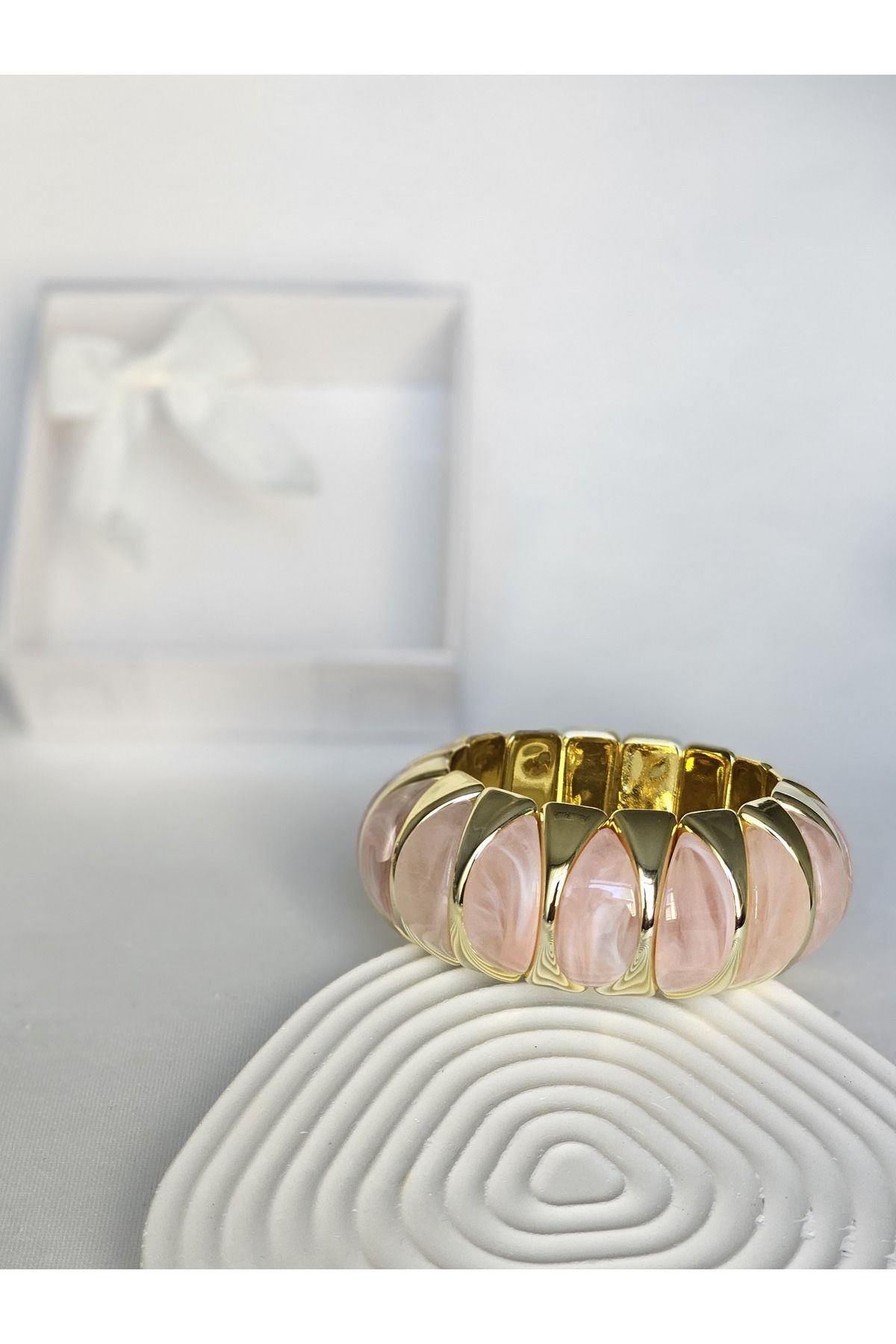 Roya Happiness KRİSTAL GÖRÜNÜMLÜ TAŞLI ESNEK BİLEKLİK RENKLİ GOLD DETAYLI YAZLIK ALAÇATI BİLEKLİK HEDİYE KUTULU