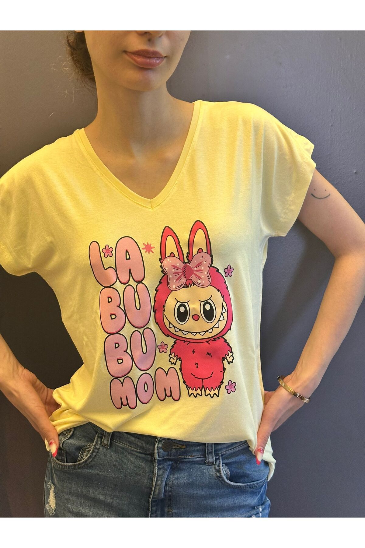 Gönülden Tasarım LABUBU V YAKA SARI KADIN T-SHIRT