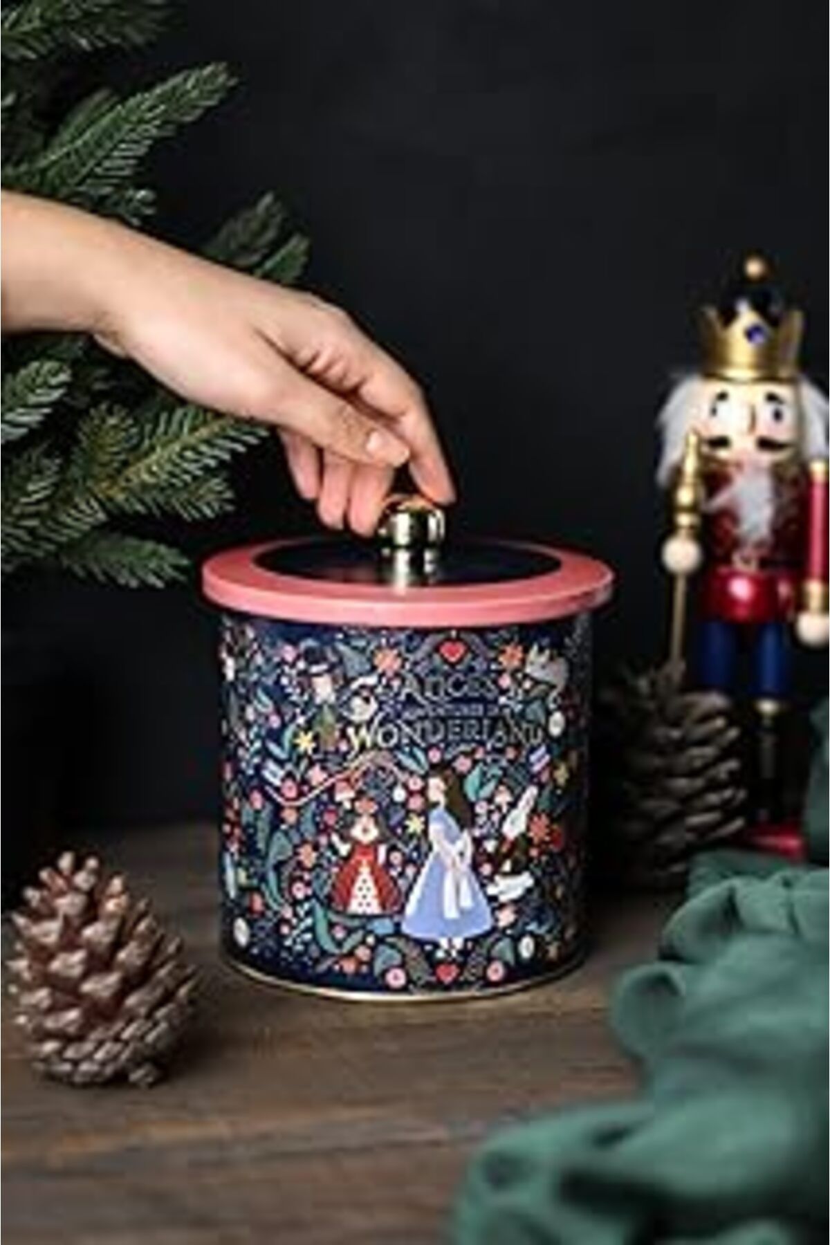 Mu Art Ahşap Evle-Tales Desenli Yuvarlak Metal Saklama Kabı, Erzak Saklama Kabı - Organizer Kutu 14 Cm X 15 Cm (