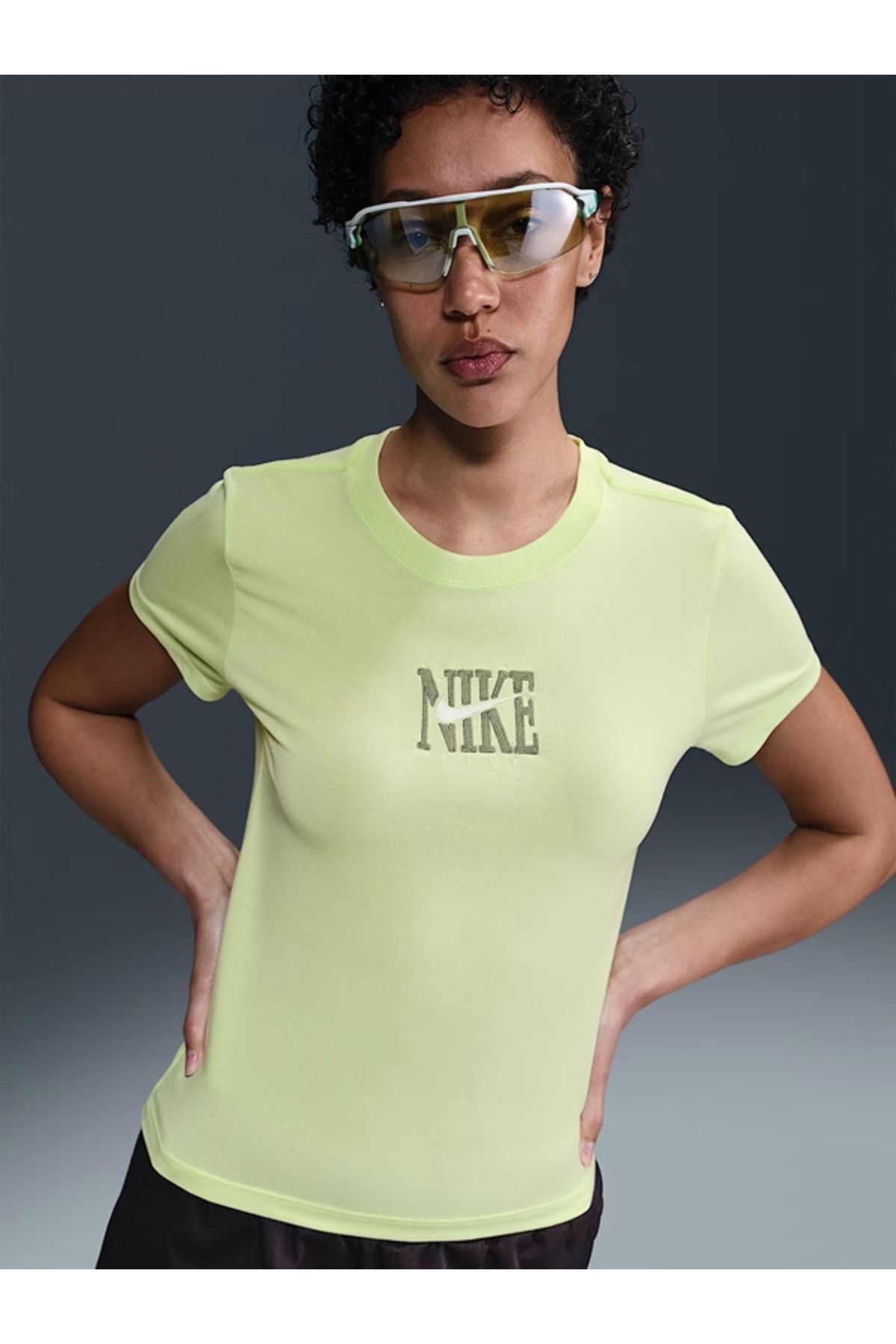 Nike SS Slim Graphic Kadın T-Shirt