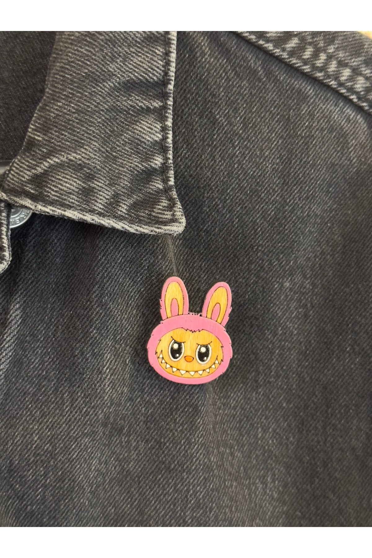 gokmentoy Labubu Pembe Renk Ahşap El Boyaması Broş