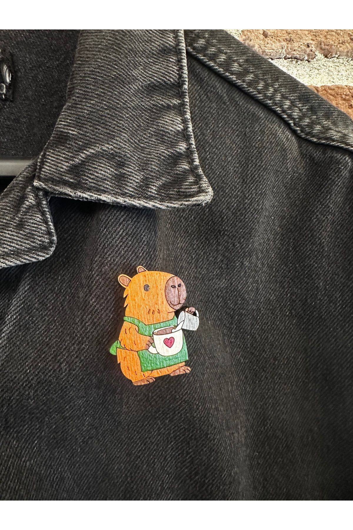 gokmentoy Barista Capybara CapyBarista Ahşap El Boyaması Broş