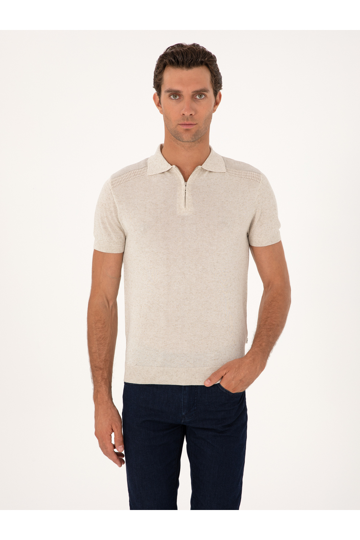 تی‌شرت بافتنی یقه پولو زیپ‌دار طرح ترکیبی کتان سفید مایل به کرم، اسلیم فیت برند کاشارل کد:(50300822-VR019) Cacharel