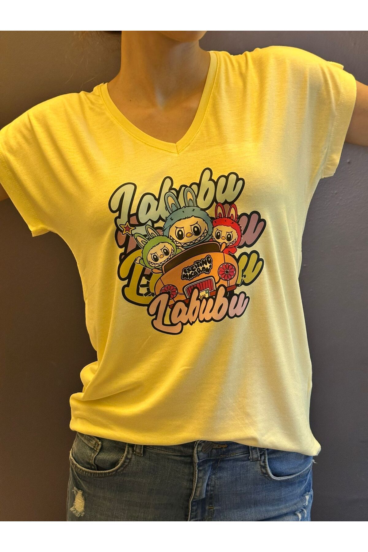 Gönülden Tasarım LABUBU BASKILI KADIN V YAKA SARI T-SHIRT